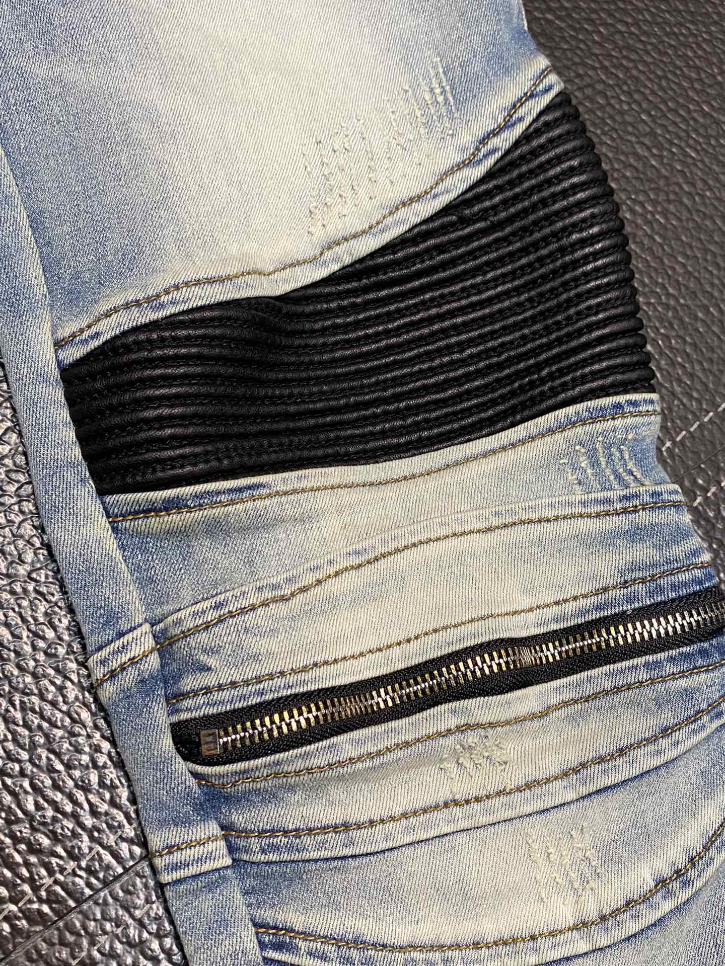  。AMIRI 独家专供新款 修身款 小直筒 牛仔裤，高端版本！专柜 面料 透气舒适度高，细节无可挑剔，