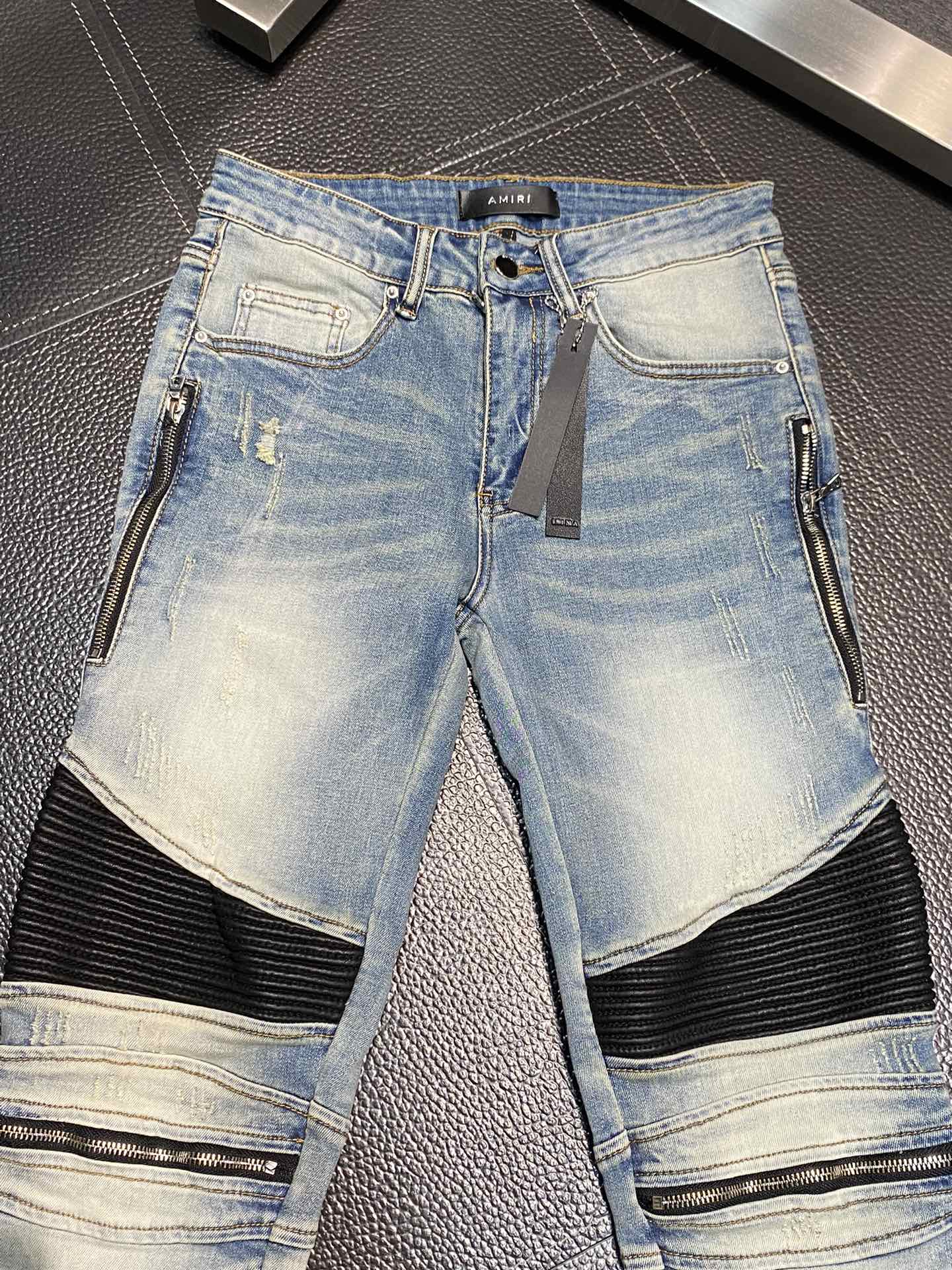  。AMIRI 独家专供新款 修身款 小直筒 牛仔裤，高端版本！专柜 面料 透气舒适度高，细节无可挑剔，