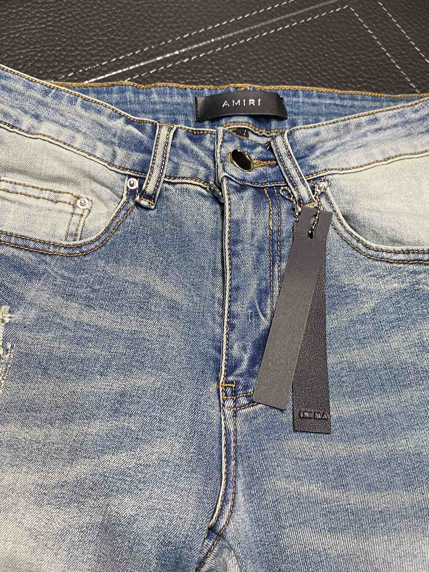  。AMIRI 独家专供新款 修身款 小直筒 牛仔裤，高端版本！专柜 面料 透气舒适度高，细节无可挑剔，