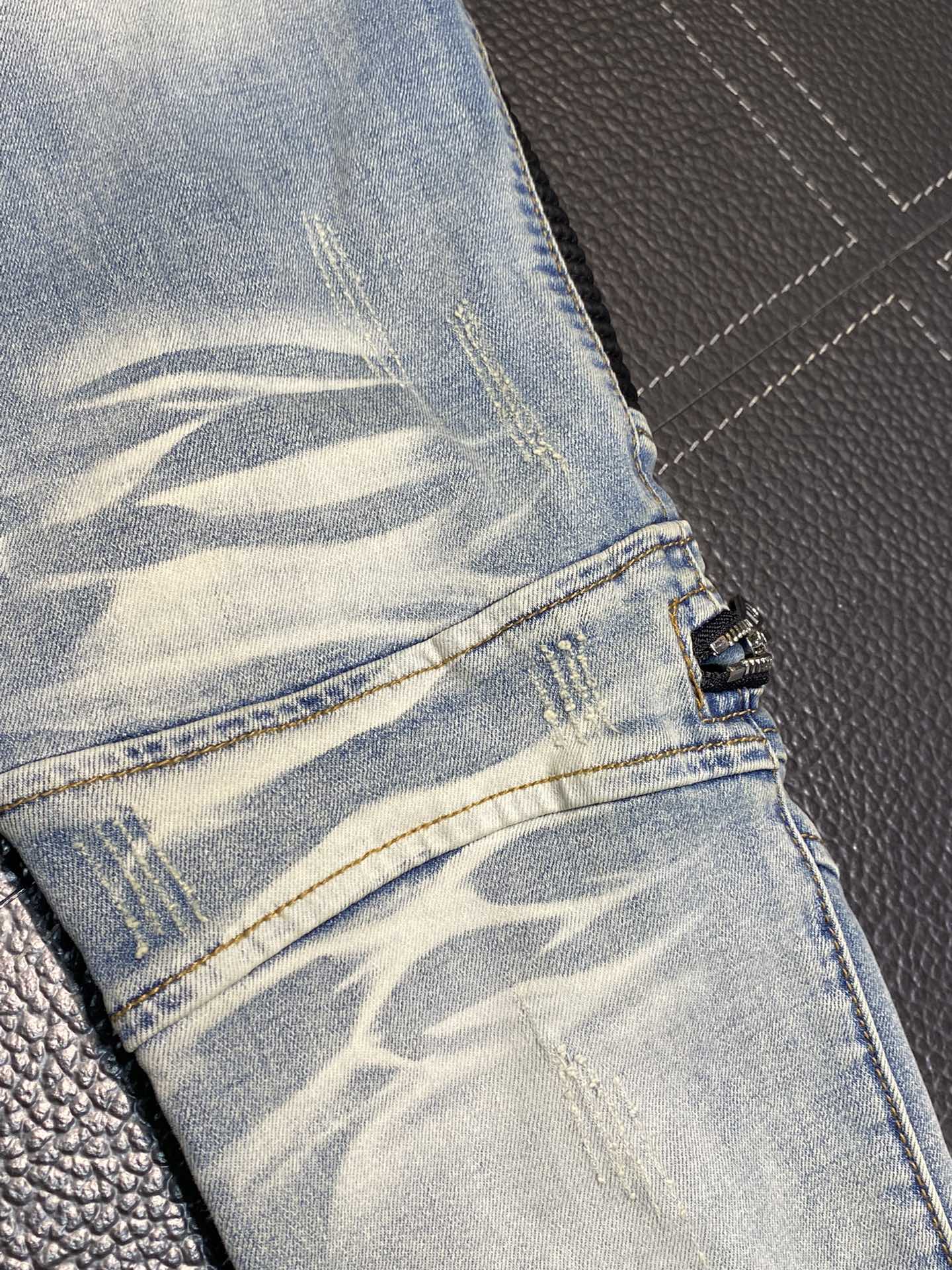  。AMIRI 独家专供新款 修身款 小直筒 牛仔裤，高端版本！专柜 面料 透气舒适度高，细节无可挑剔，