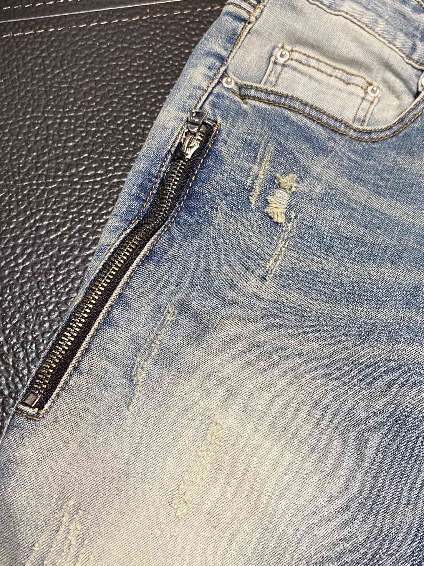  。AMIRI 独家专供新款 修身款 小直筒 牛仔裤，高端版本！专柜 面料 透气舒适度高，细节无可挑剔，