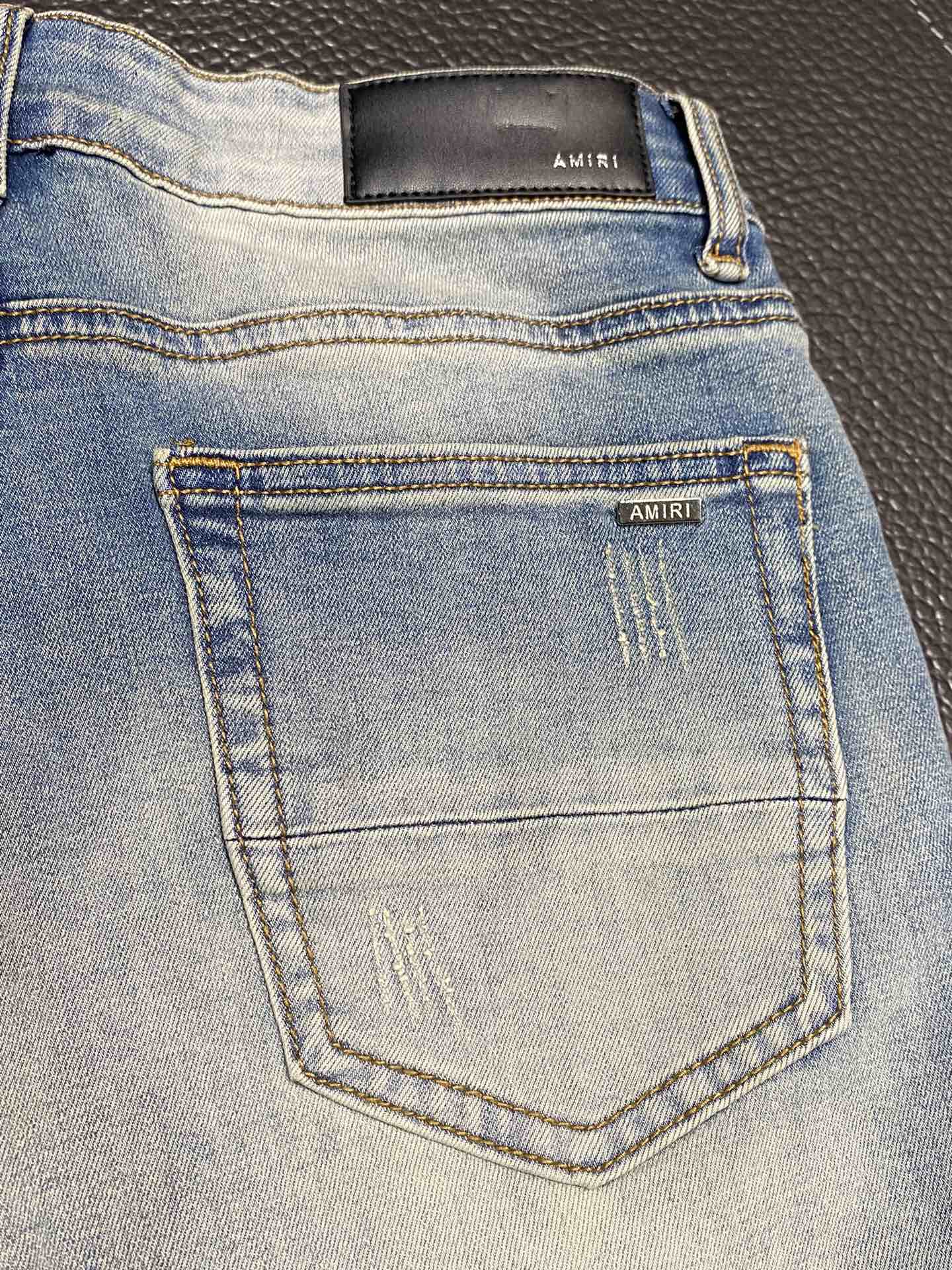  。AMIRI 独家专供新款 修身款 小直筒 牛仔裤，高端版本！专柜 面料 透气舒适度高，细节无可挑剔，