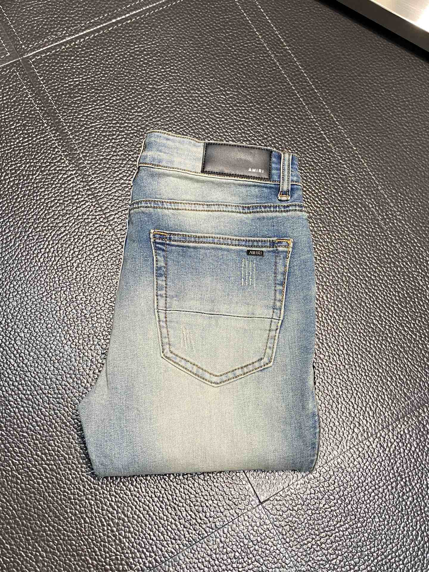  。AMIRI 独家专供新款 修身款 小直筒 牛仔裤，高端版本！专柜 面料 透气舒适度高，细节无可挑剔，