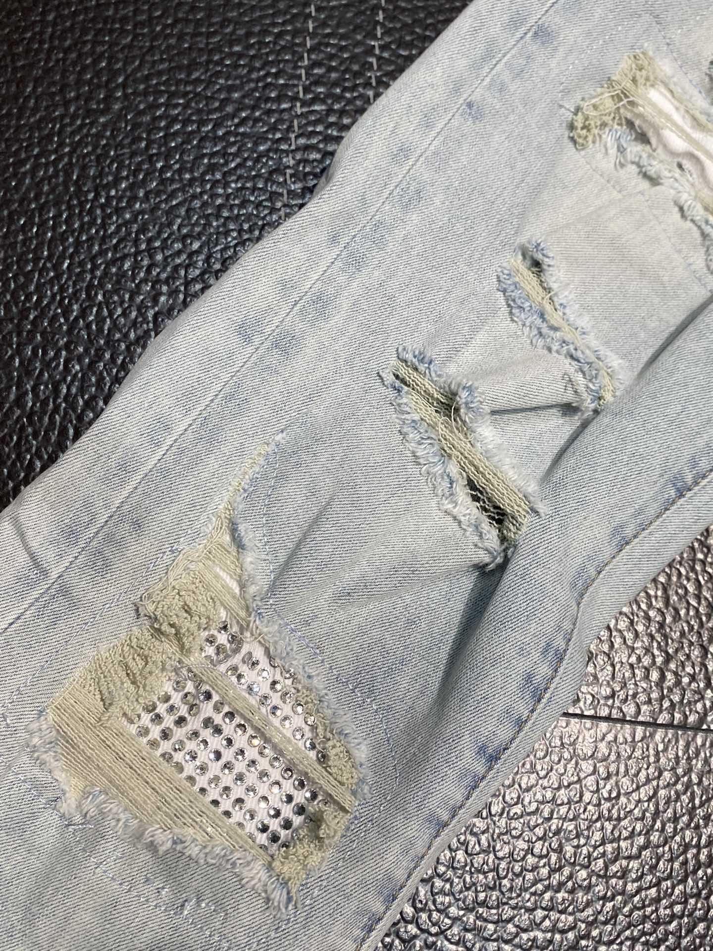  。AMIRI 独家专供新款 修身款 小直筒 牛仔裤，高端版本！专柜 面料 透气舒适度高，细节无可挑剔，