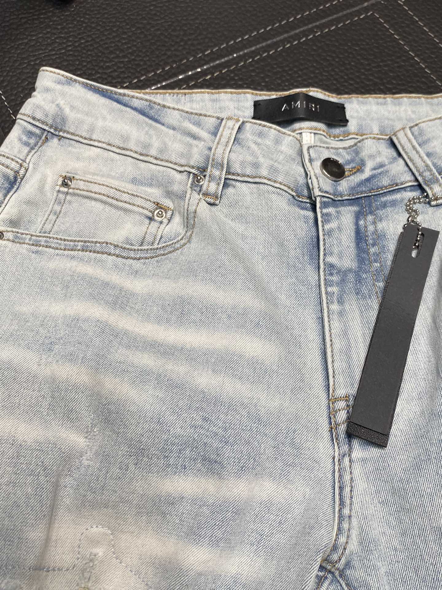  。AMIRI 独家专供新款 修身款 小直筒 牛仔裤，高端版本！专柜 面料 透气舒适度高，细节无可挑剔，
