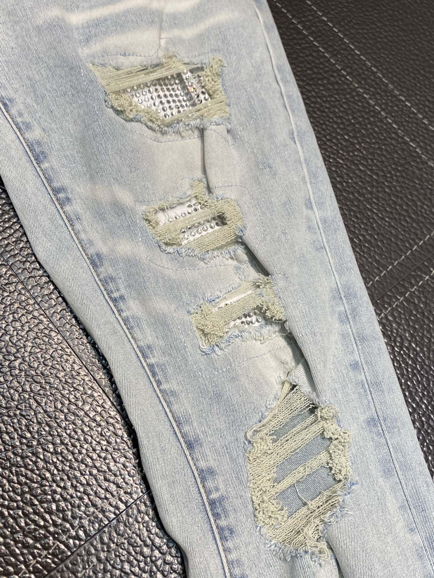  。AMIRI 独家专供新款 修身款 小直筒 牛仔裤，高端版本！专柜 面料 透气舒适度高，细节无可挑剔，