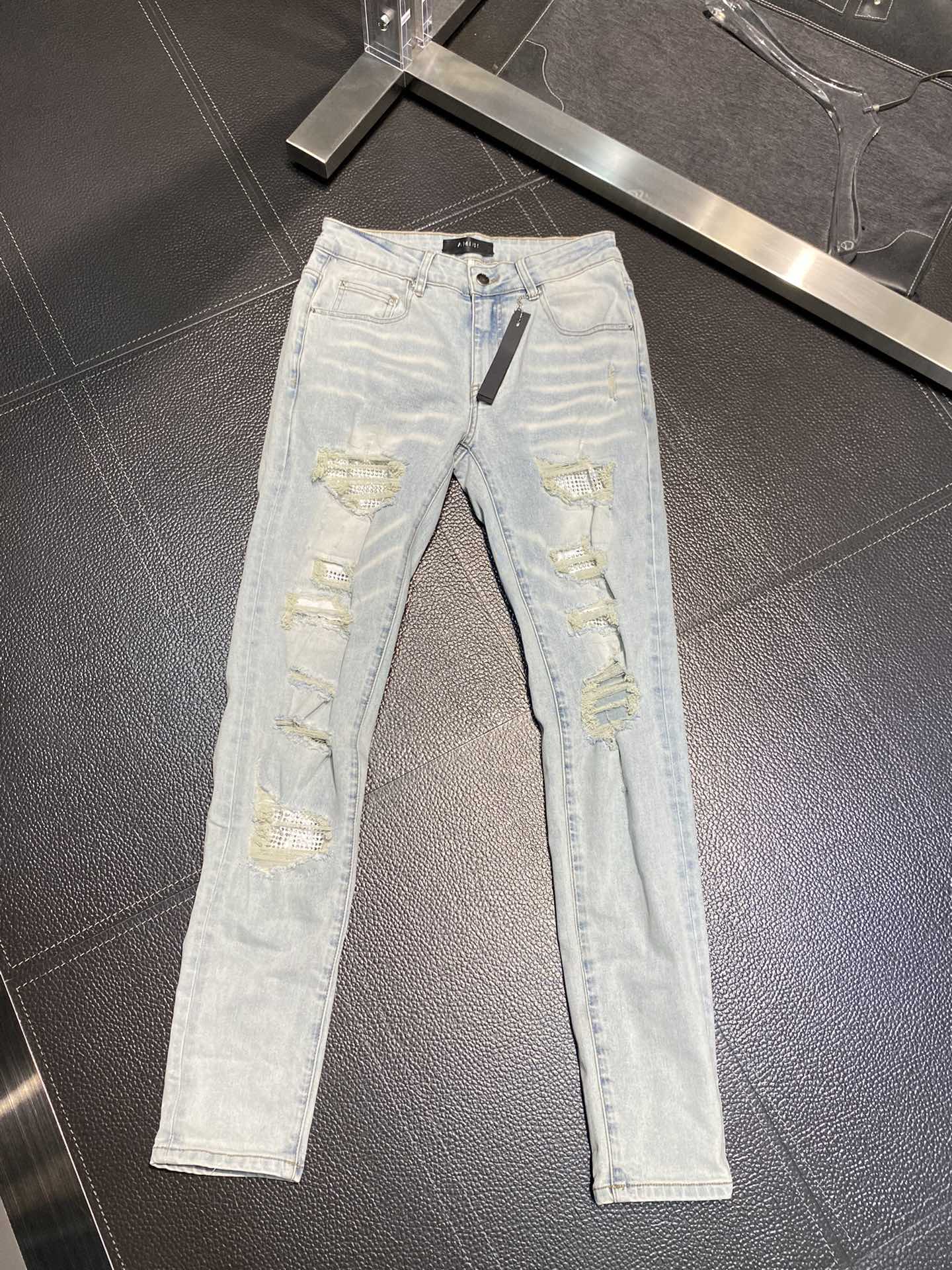  。AMIRI 独家专供新款 修身款 小直筒 牛仔裤，高端版本！专柜 面料 透气舒适度高，细节无可挑剔，