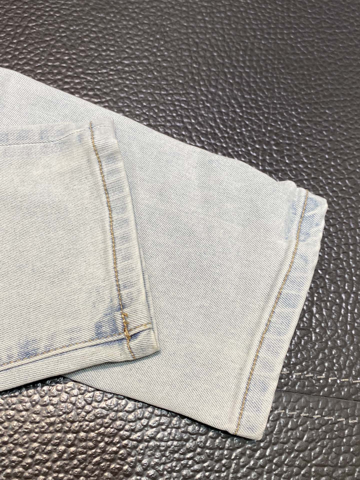  。AMIRI 独家专供新款 修身款 小直筒 牛仔裤，高端版本！专柜 面料 透气舒适度高，细节无可挑剔，