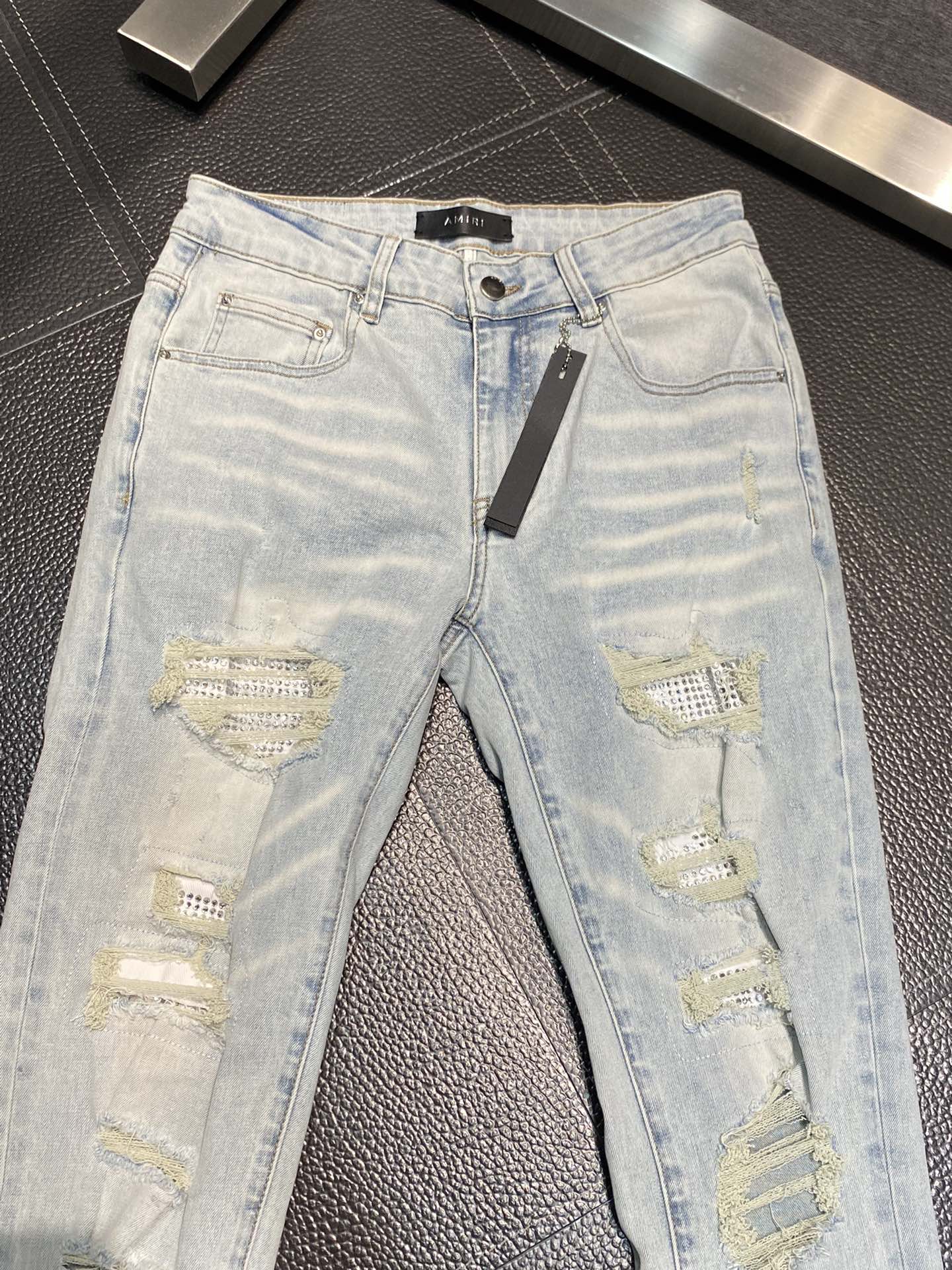  。AMIRI 独家专供新款 修身款 小直筒 牛仔裤，高端版本！专柜 面料 透气舒适度高，细节无可挑剔，