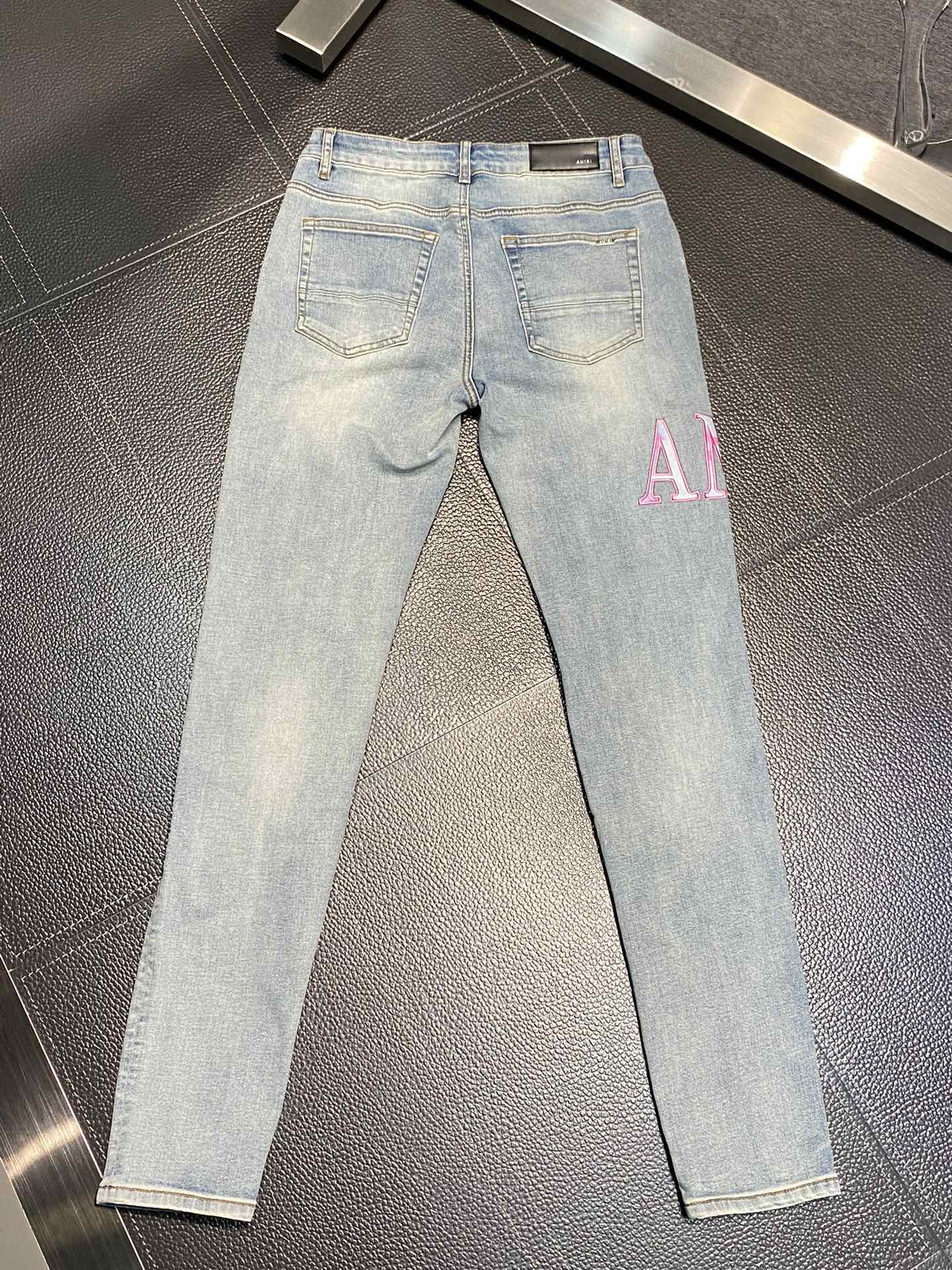  。AMIRI 独家专供新款 修身款 小直筒 牛仔裤，高端版本！专柜 面料 透气舒适度高，细节无可挑剔，