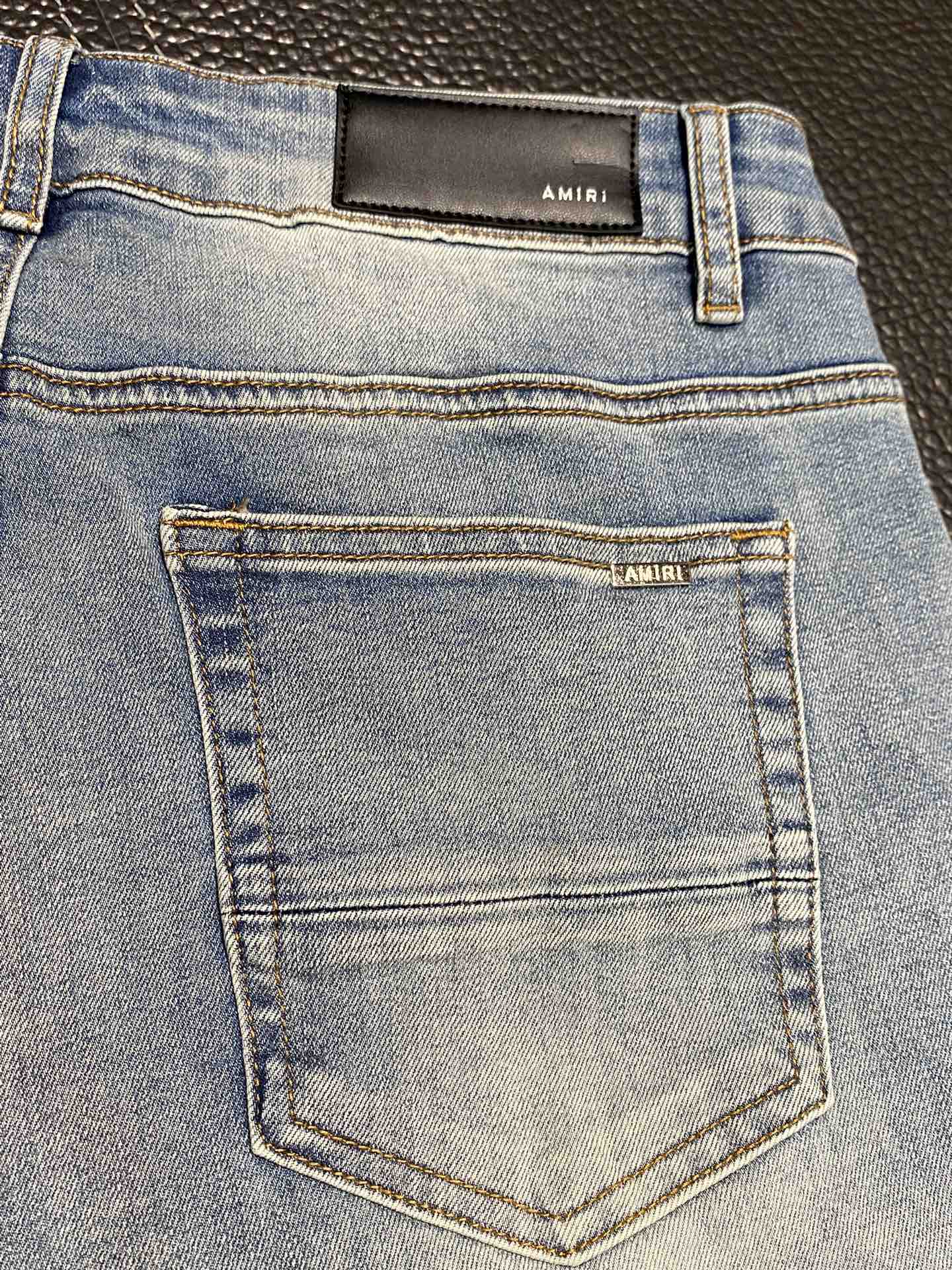  。AMIRI 独家专供新款 修身款 小直筒 牛仔裤，高端版本！专柜 面料 透气舒适度高，细节无可挑剔，