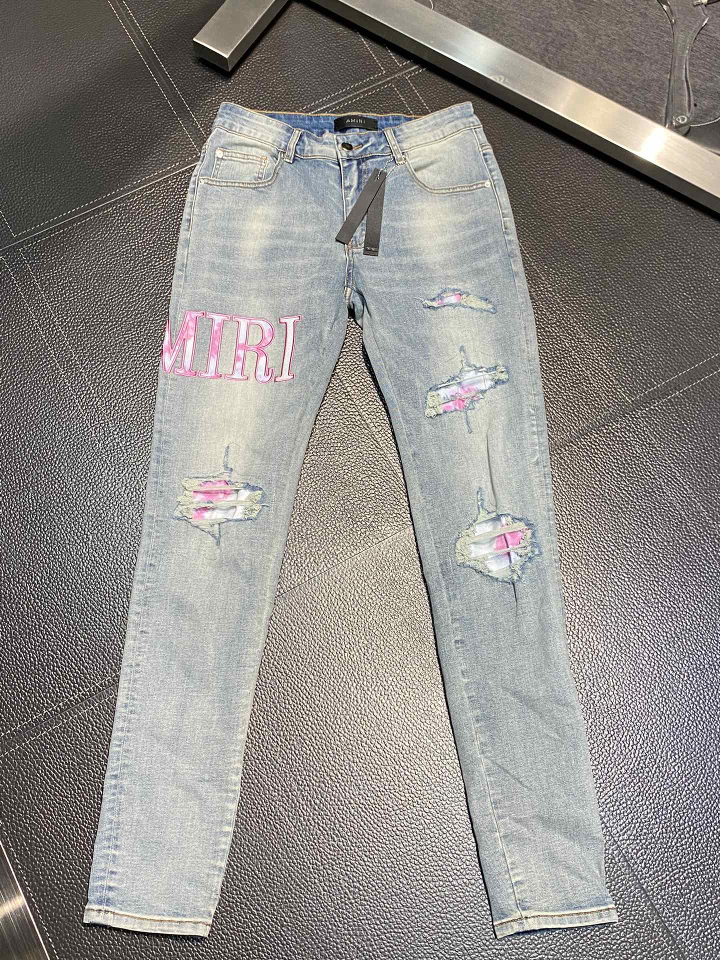  。AMIRI 独家专供新款 修身款 小直筒 牛仔裤，高端版本！专柜 面料 透气舒适度高，细节无可挑剔，