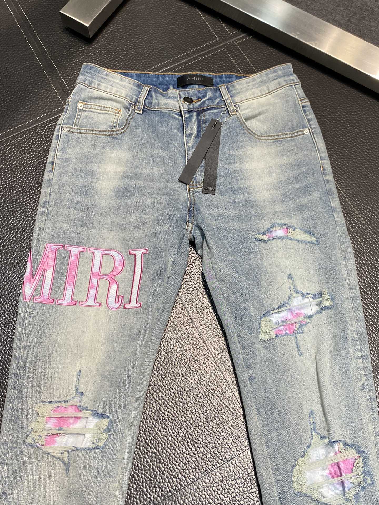  。AMIRI 独家专供新款 修身款 小直筒 牛仔裤，高端版本！专柜 面料 透气舒适度高，细节无可挑剔，