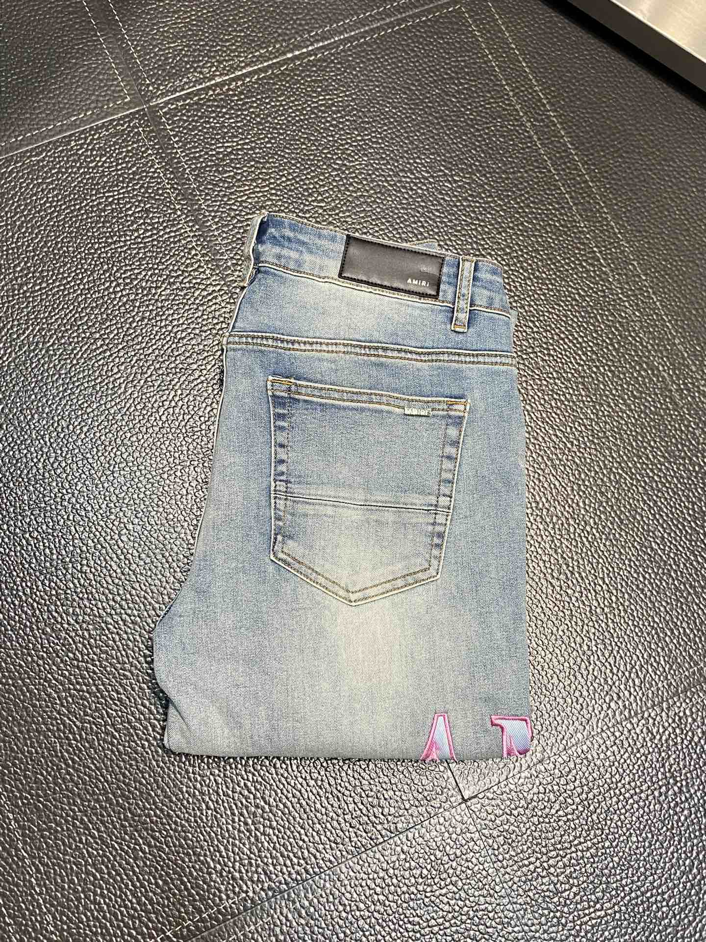  。AMIRI 独家专供新款 修身款 小直筒 牛仔裤，高端版本！专柜 面料 透气舒适度高，细节无可挑剔，