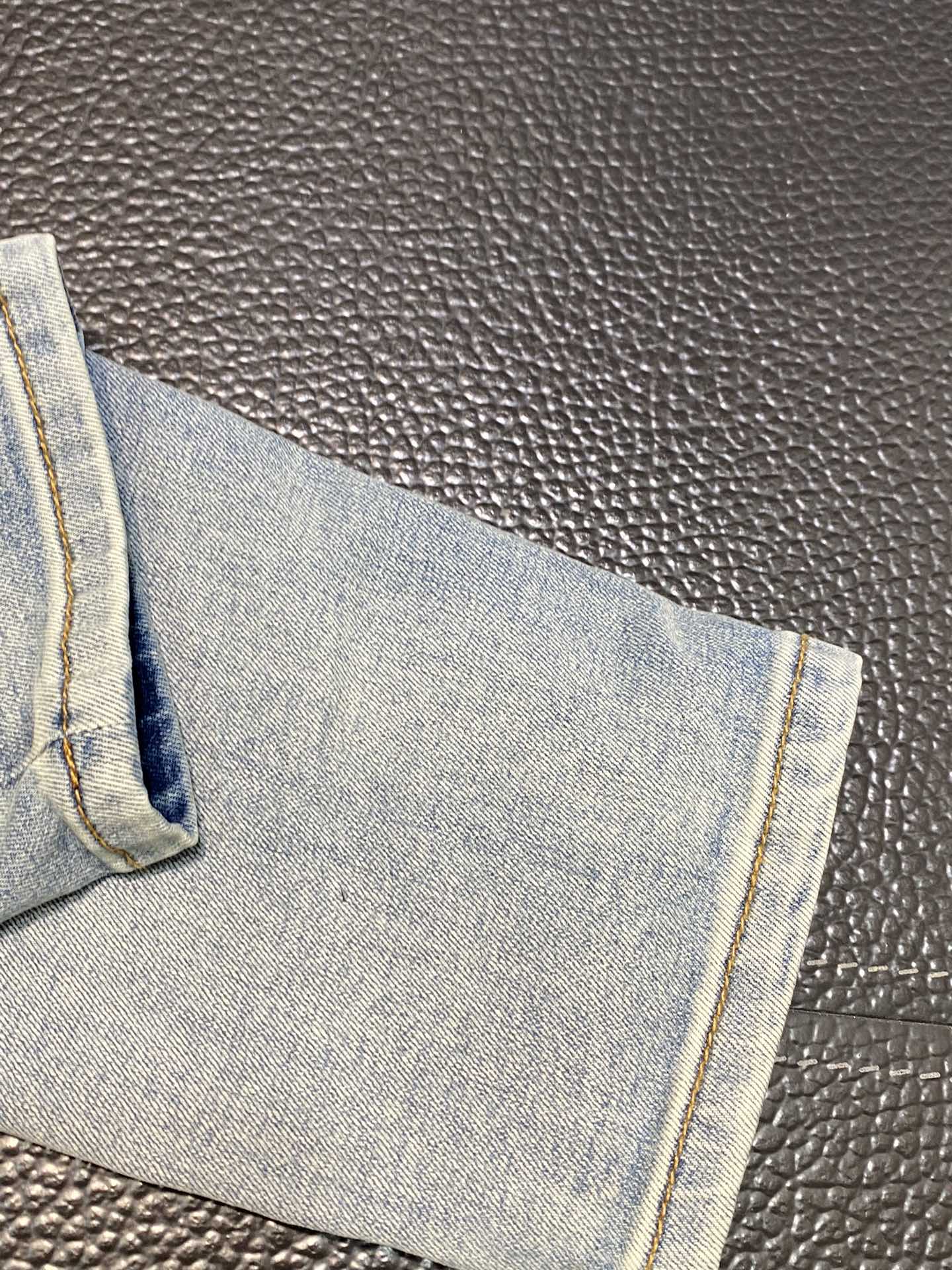  。AMIRI 独家专供新款 修身款 小直筒 牛仔裤，高端版本！专柜 面料 透气舒适度高，细节无可挑剔，