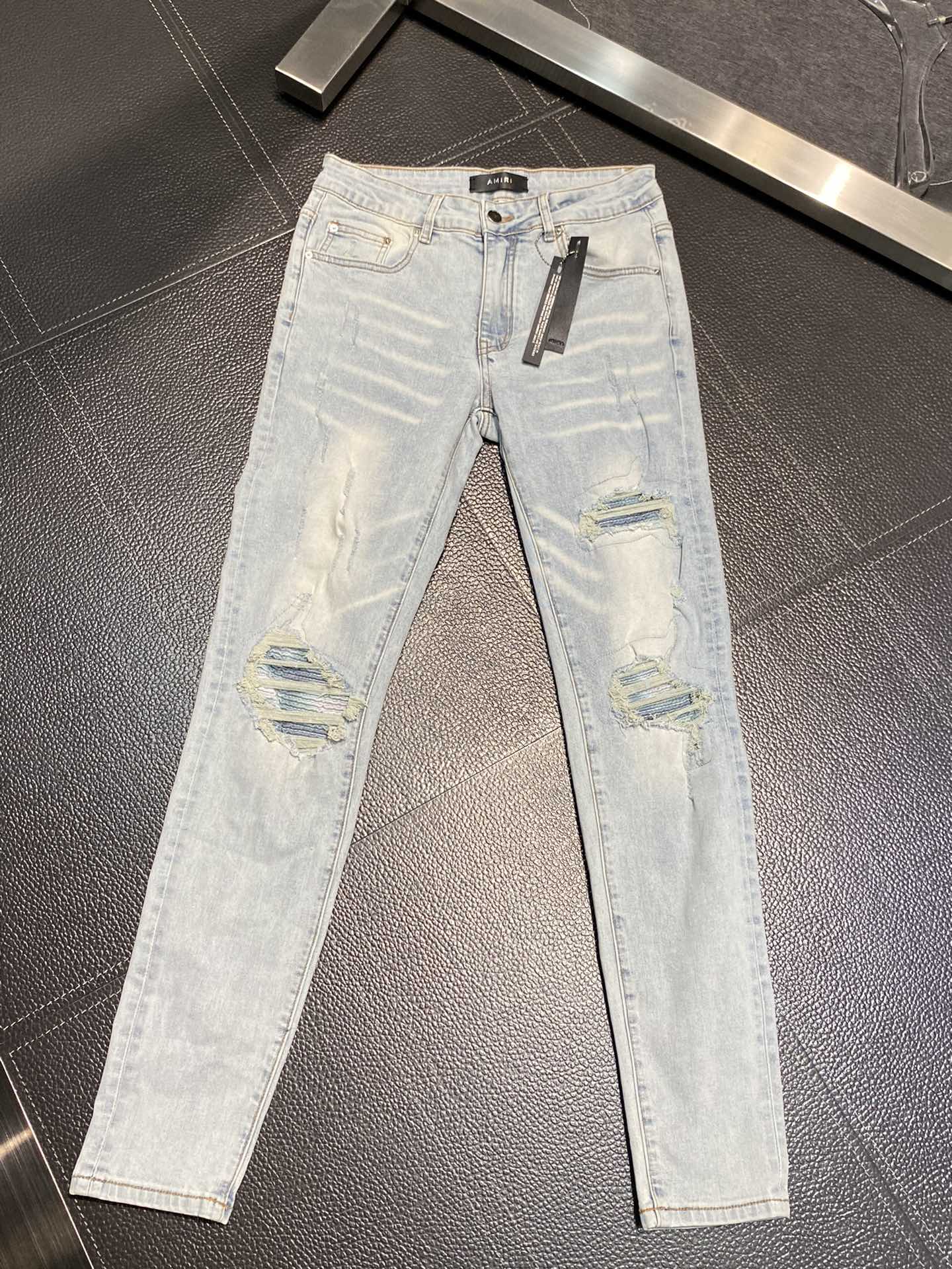  。AMIRI 独家专供新款 修身款 小直筒 牛仔裤，高端版本！专柜 面料 透气舒适度高，细节无可挑剔，
