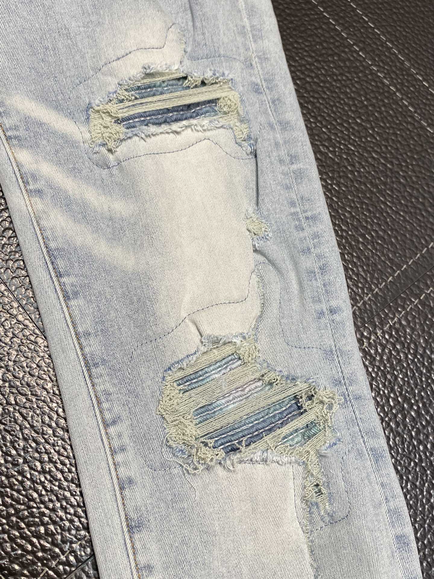  。AMIRI 独家专供新款 修身款 小直筒 牛仔裤，高端版本！专柜 面料 透气舒适度高，细节无可挑剔，