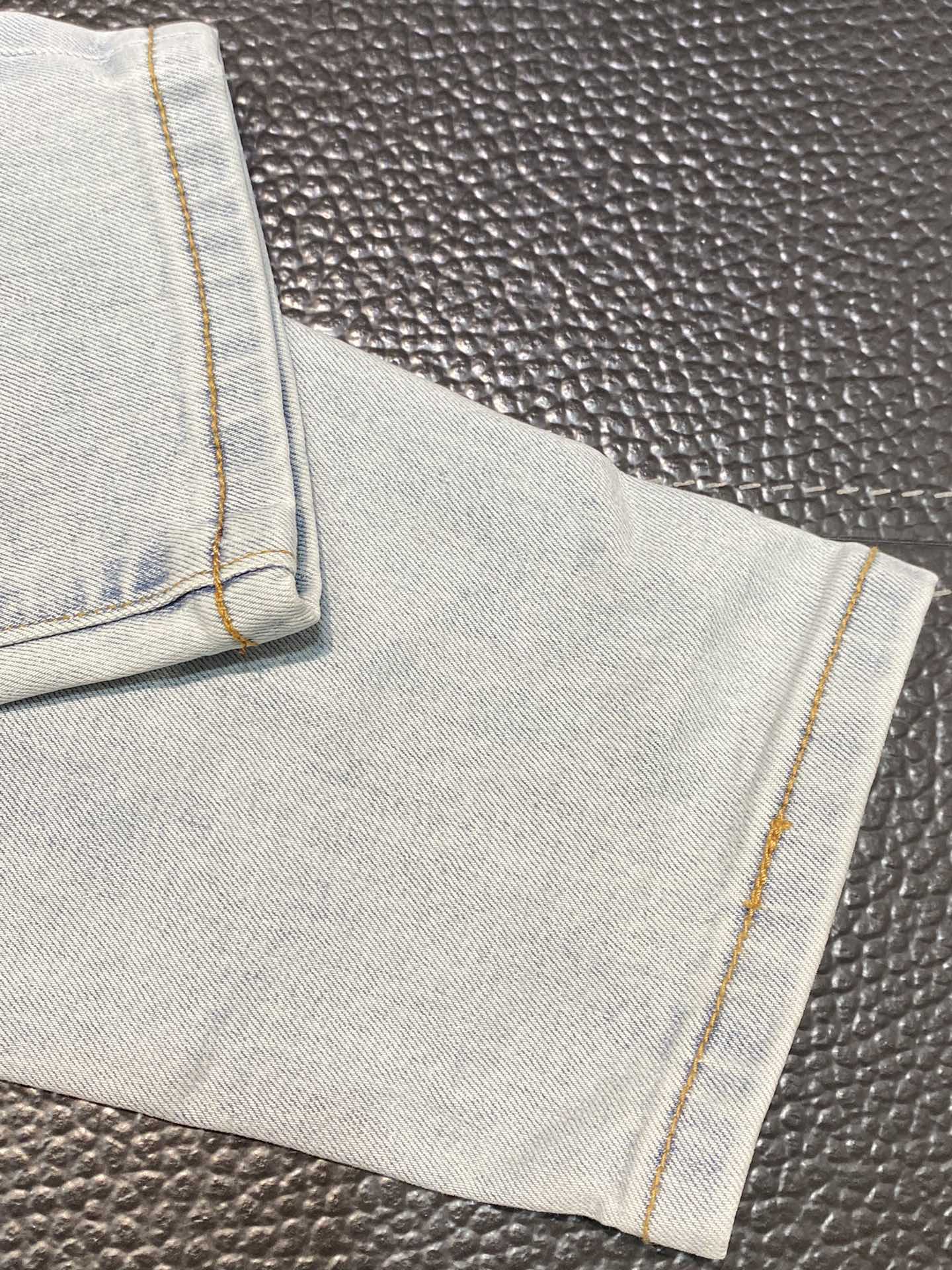  。AMIRI 独家专供新款 修身款 小直筒 牛仔裤，高端版本！专柜 面料 透气舒适度高，细节无可挑剔，