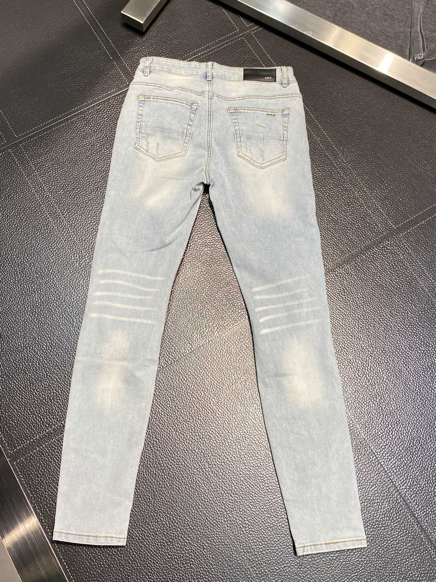  。AMIRI 独家专供新款 修身款 小直筒 牛仔裤，高端版本！专柜 面料 透气舒适度高，细节无可挑剔，
