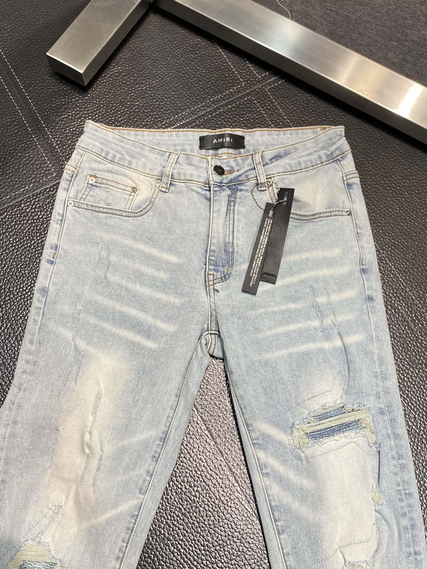  。AMIRI 独家专供新款 修身款 小直筒 牛仔裤，高端版本！专柜 面料 透气舒适度高，细节无可挑剔，