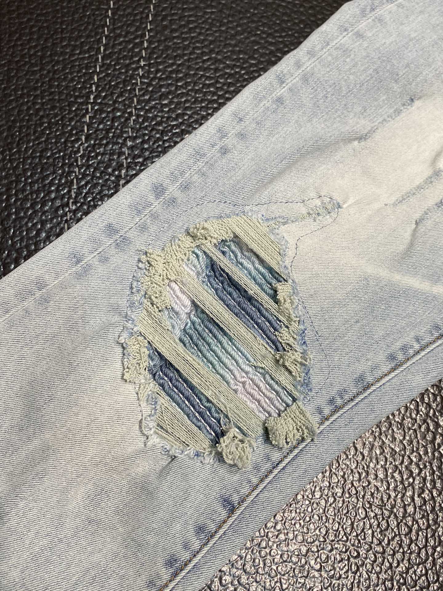  。AMIRI 独家专供新款 修身款 小直筒 牛仔裤，高端版本！专柜 面料 透气舒适度高，细节无可挑剔，