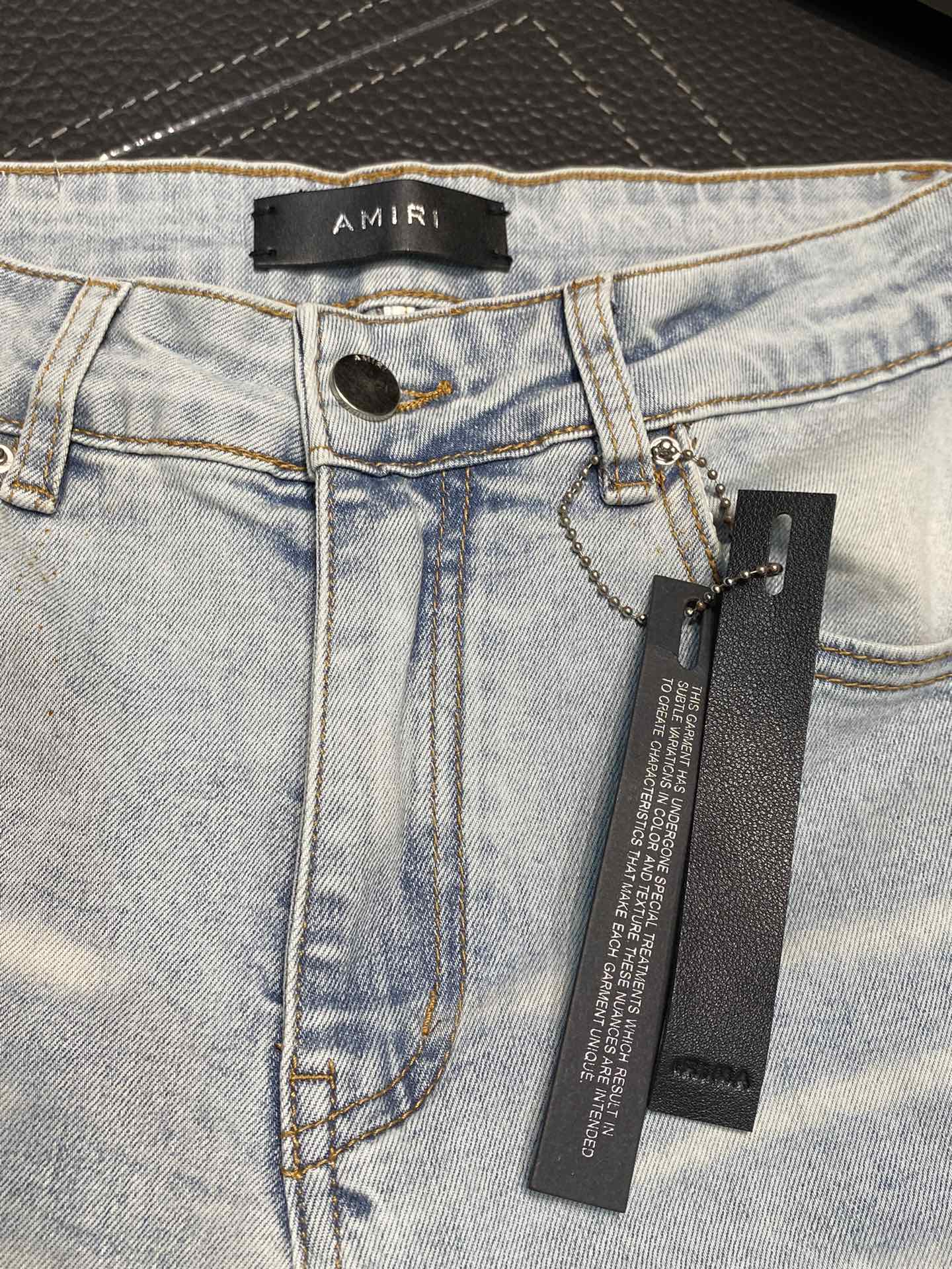  。AMIRI 独家专供新款 修身款 小直筒 牛仔裤，高端版本！专柜 面料 透气舒适度高，细节无可挑剔，