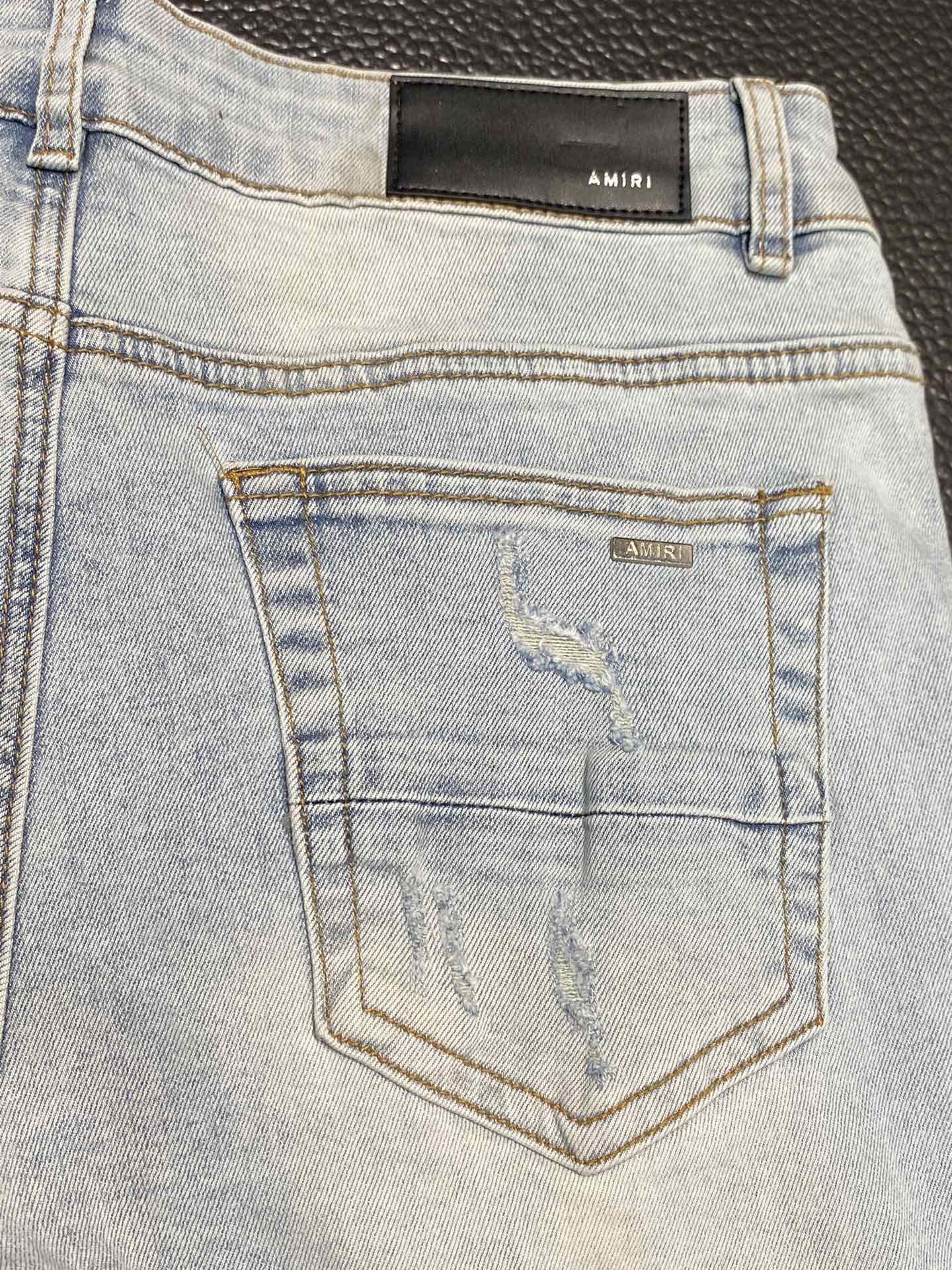  。AMIRI 独家专供新款 修身款 小直筒 牛仔裤，高端版本！专柜 面料 透气舒适度高，细节无可挑剔，