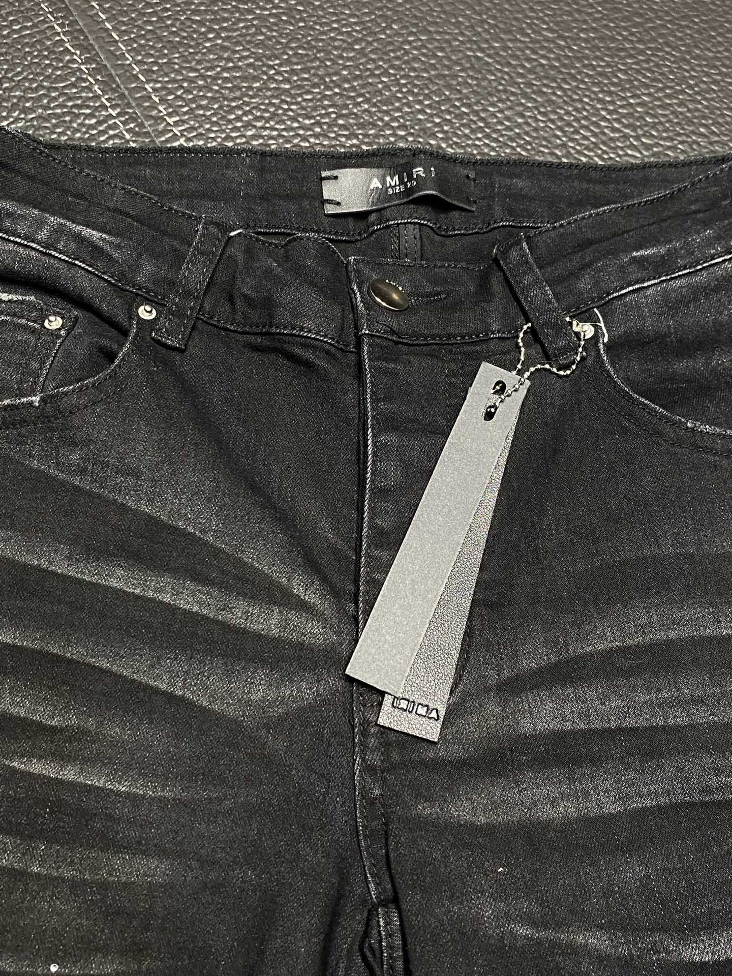  。AMIRI 独家专供新款 修身款 小直筒 牛仔裤，高端版本！专柜 面料 透气舒适度高，细节无可挑剔，