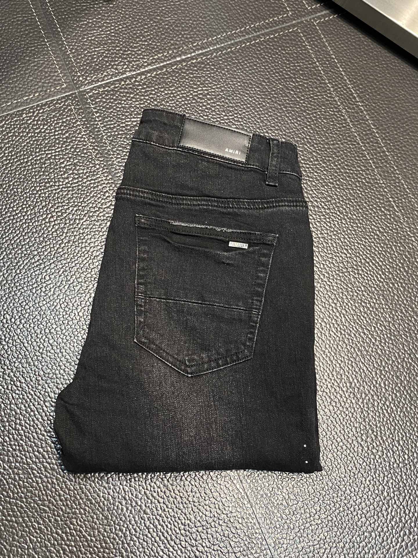 。AMIRI 独家专供新款 修身款 小直筒 牛仔裤，高端版本！专柜 面料 透气舒适度高，细节无可挑剔，