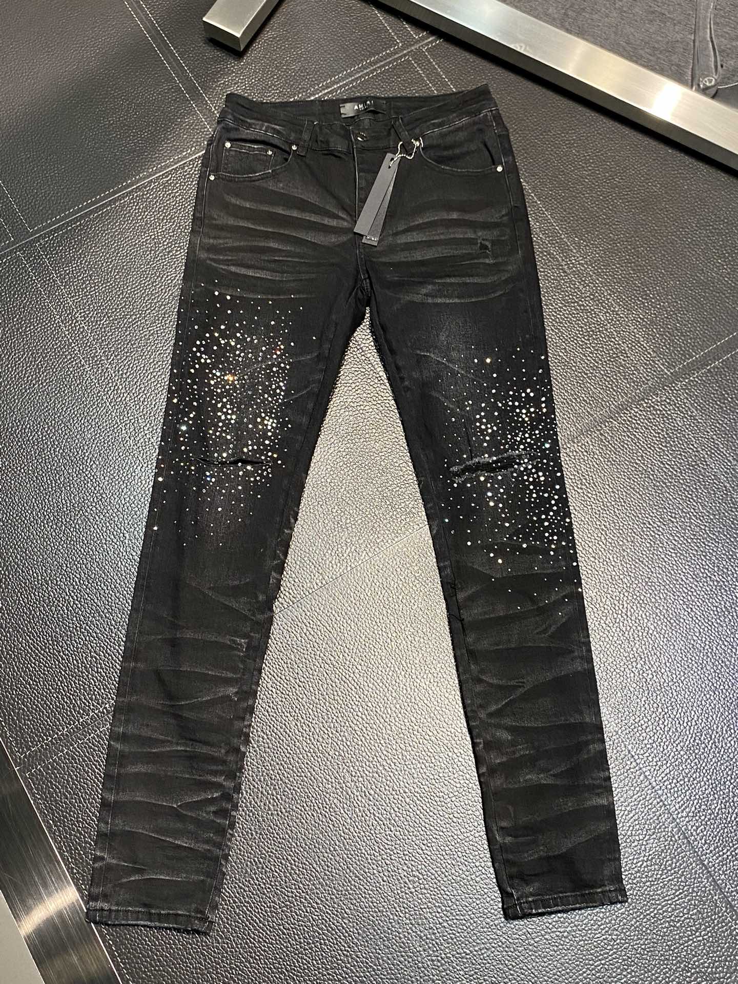  。AMIRI 独家专供新款 修身款 小直筒 牛仔裤，高端版本！专柜 面料 透气舒适度高，细节无可挑剔，