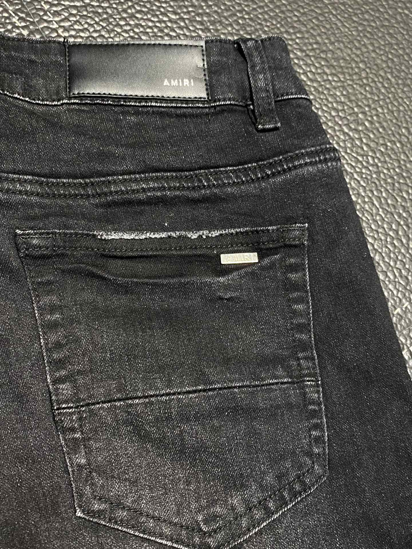  。AMIRI 独家专供新款 修身款 小直筒 牛仔裤，高端版本！专柜 面料 透气舒适度高，细节无可挑剔，