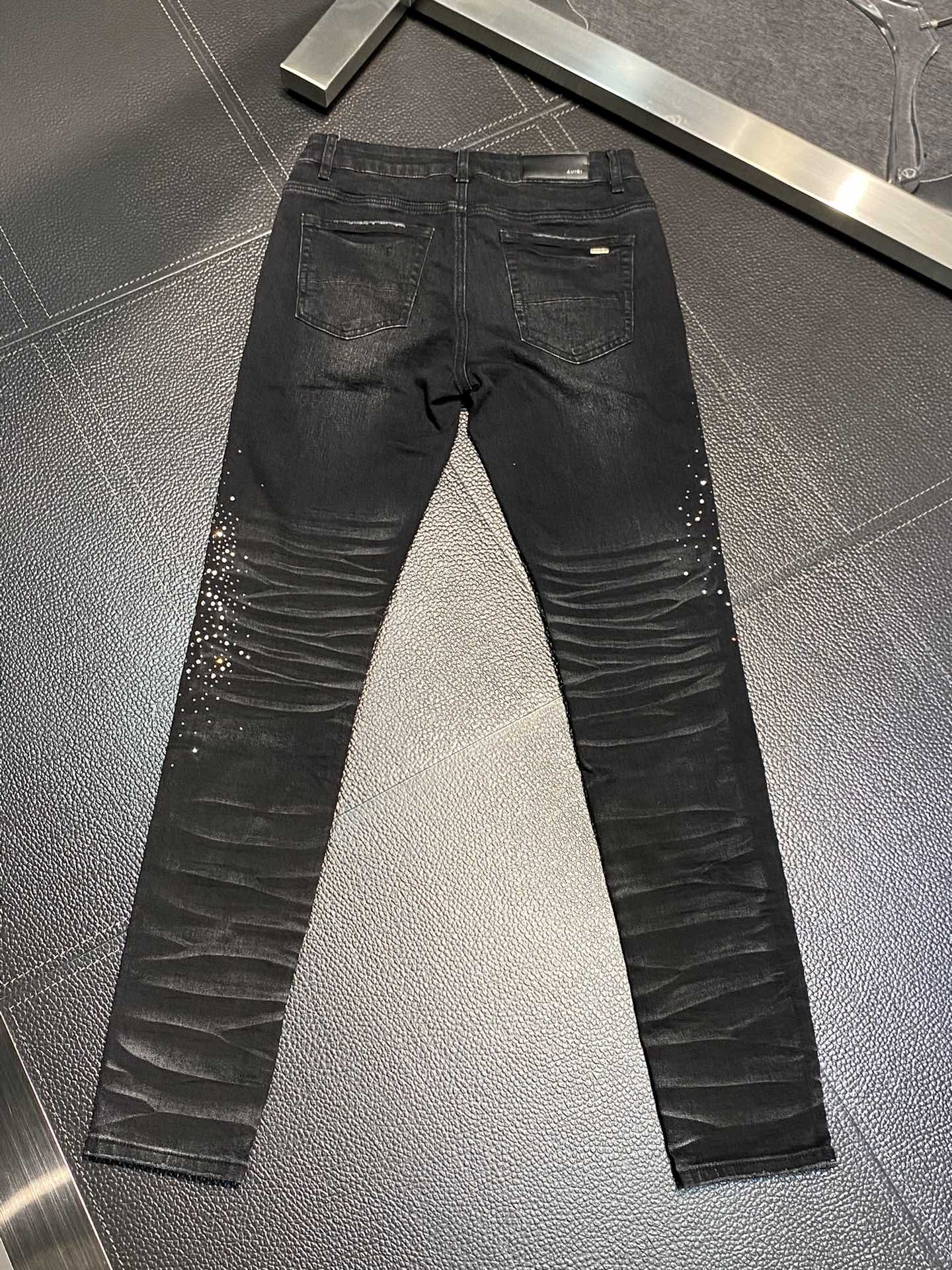  。AMIRI 独家专供新款 修身款 小直筒 牛仔裤，高端版本！专柜 面料 透气舒适度高，细节无可挑剔，