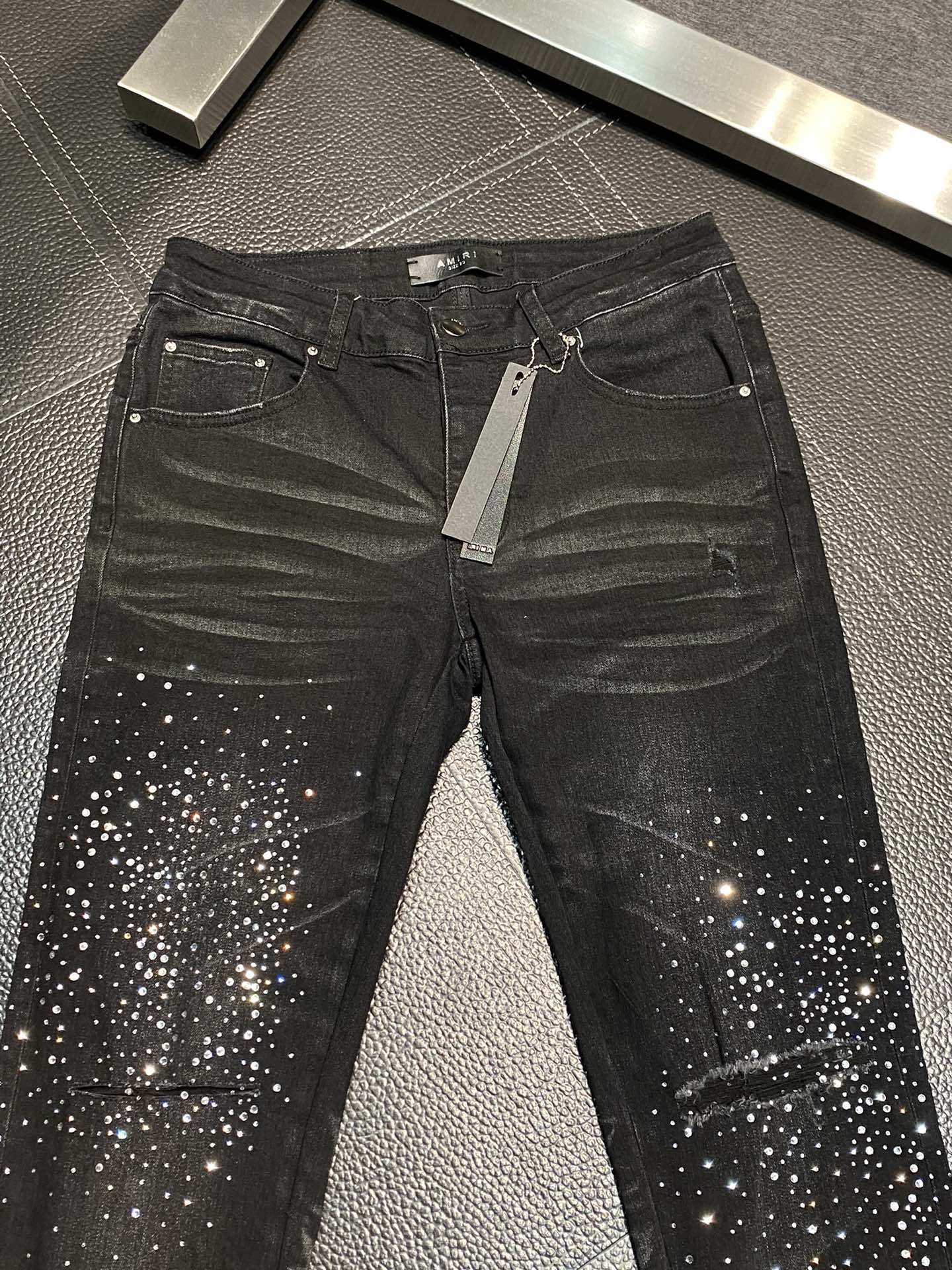  。AMIRI 独家专供新款 修身款 小直筒 牛仔裤，高端版本！专柜 面料 透气舒适度高，细节无可挑剔，