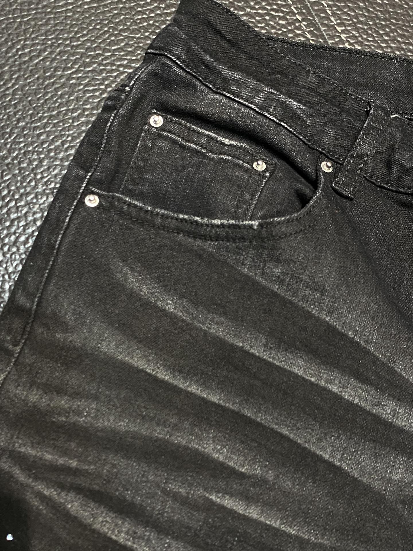  。AMIRI 独家专供新款 修身款 小直筒 牛仔裤，高端版本！专柜 面料 透气舒适度高，细节无可挑剔，