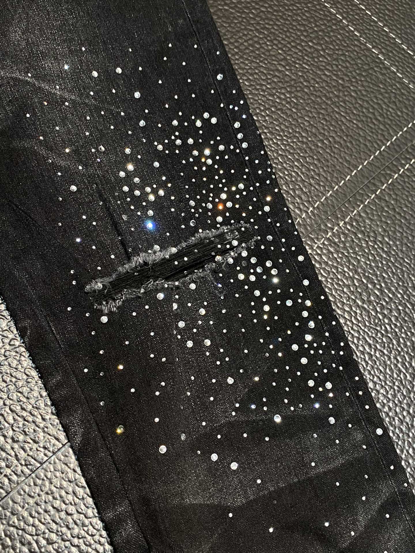  。AMIRI 独家专供新款 修身款 小直筒 牛仔裤，高端版本！专柜 面料 透气舒适度高，细节无可挑剔，