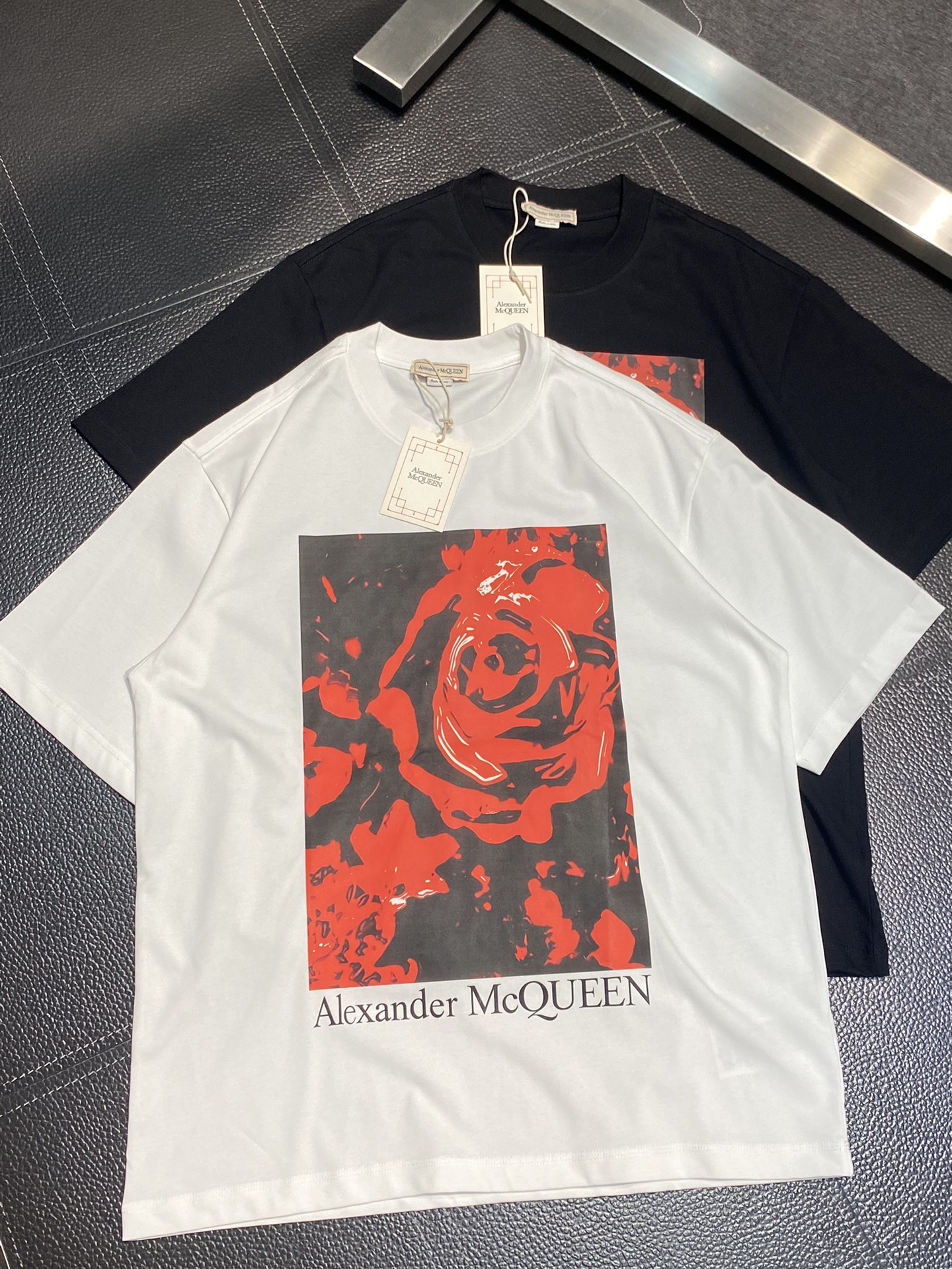 NO:490672,.McQueen McQueen Alexander King Exclusively offers new original single men's casual short sleeves, high-end customization, high-end version, fashionable and versatile imported fabric, super soft and delicate, skin-friendly and comfortable to wear, high-end boutique, OEM, fine-made top body, very good, men's essential items, three standards, S-5XL,,alexander mcqueen,alexander wang,T-shirt,alexander wang19860909.McQueen麦昆亚历山大王 独家专供新款原单男士休闲短袖 高端定制 高版本 时尚百搭爆款进口面料 手感超柔软细腻 穿着亲肤舒适 高端精品 代工厂精细做上身非常赞 男士必备单品 三标齐全 码数S-5XL,,alexander mcqueen,alexander wang,T-shirt,alexander wang,Men's clothing