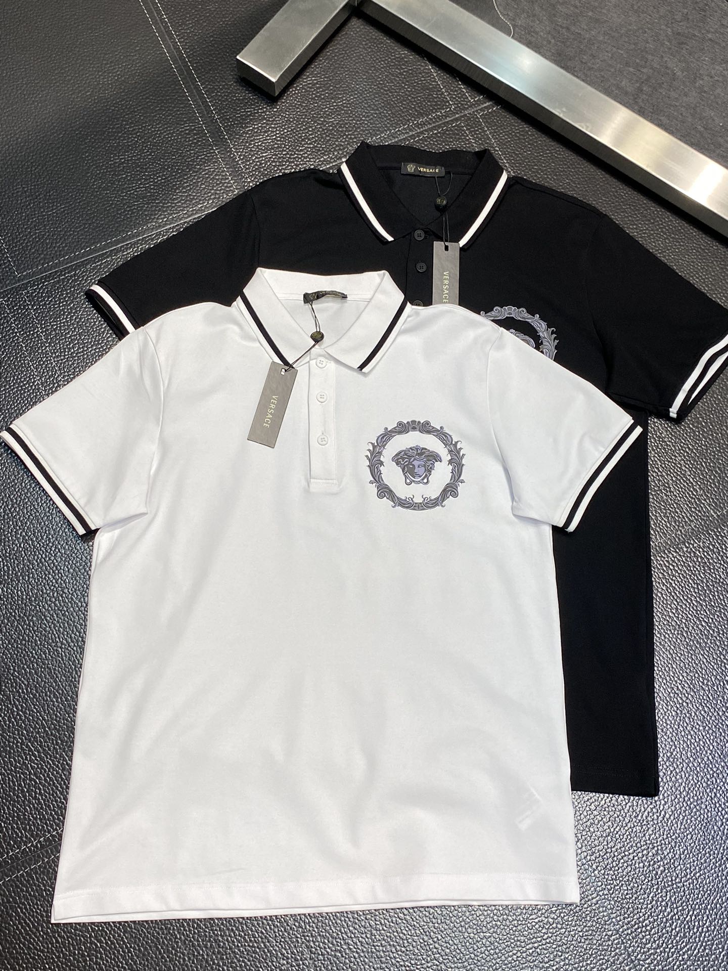 NO:490689,.Versace exclusively provides new original single men's casual Polo short sleeves, high-end customization, high-end version, fashionable and versatile imported fabric, super soft and delicate, skin-friendly and comfortable to wear, high-end boutique, OEM, fine production, very good for the upper body, men's essential items, three standards, 48-56,,versace,versace,T-shirt,alexander wang19860909.Versace范思哲独家专供新款原单男士休闲Polo短袖 高端定制 高端版本 时尚百搭爆款进口面料 手感超柔软细腻 穿着亲肤舒适 高端精品 代工厂精细做上身非常赞 男士必备单品 三标齐全 码数48-56,,versace,versace,T-shirt,alexander wang,Men's clothing