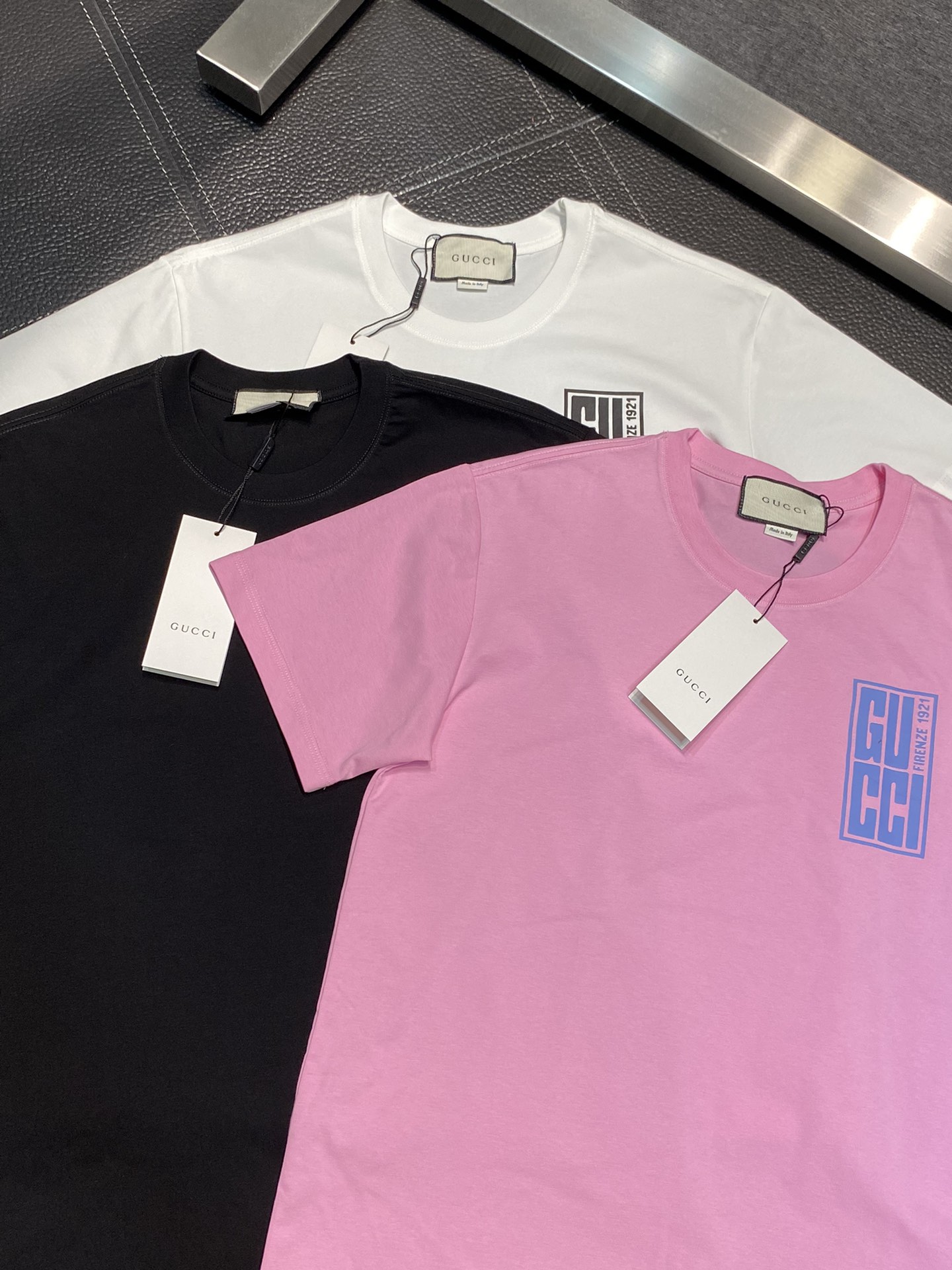 NO:490757,.Gucci Gucci exclusively for new original single men's casual short sleeves, high-end customization, high-end version, fashionable and versatile imported fabric, super soft and delicate, skin-friendly and comfortable to wear, high-end boutique, OEM, fine-made top body, very good, men's essential items, three standards, S-5XL,,gucci,gucci, T-shirt, alexander wang19860909.Gucci古驰 独家专供新款原单男士休闲短袖 高端定制 高版本 时尚百搭爆款进口面料 手感超柔软细腻 穿着亲肤舒适 高端精品 代工厂精细做上身非常赞 男士必备单品 三标齐全 码数S-5XL,,gucci,gucci,T-shirt,alexander wang,Men's clothing