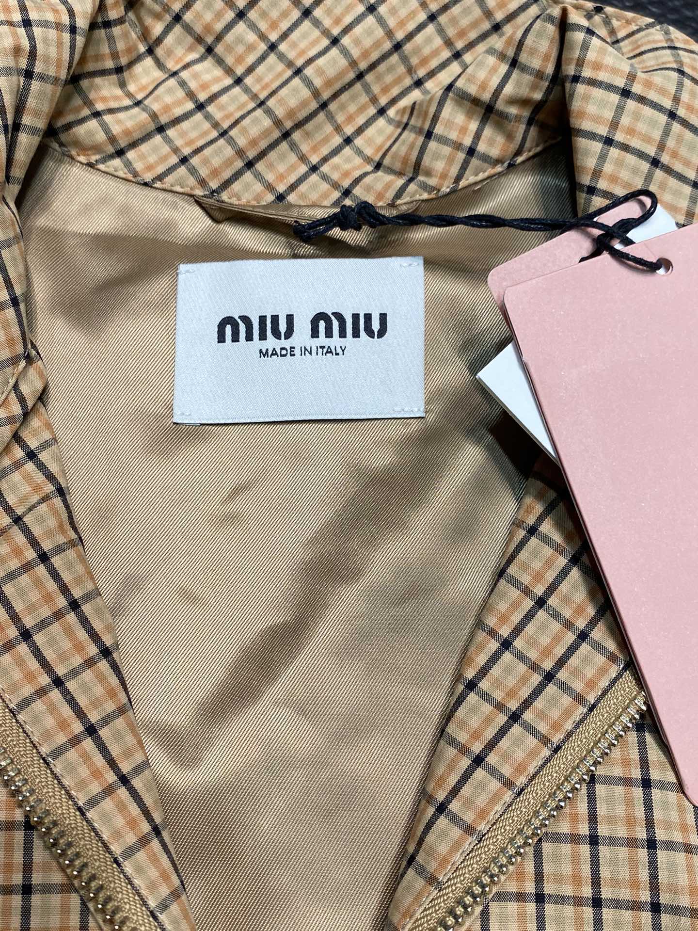 MIUMIU谬谬独家专供最新春秋时尚立领外套经典设计感与颜值爆棚的外套品质更是无法挑剔品控可以直接入手不