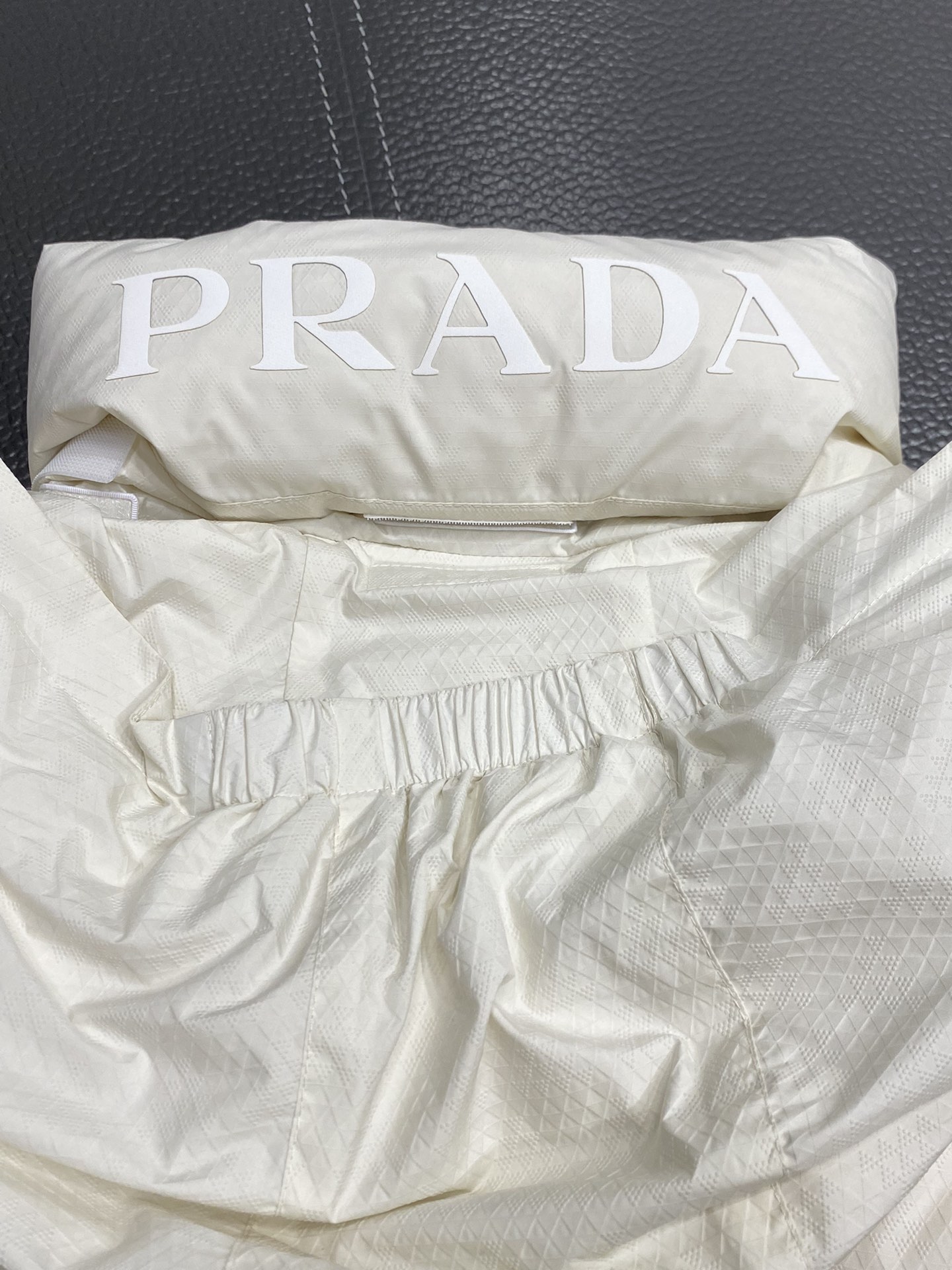 羽绒服-Prada普拉达独家专供秋冬新款连帽高领羽绒服帽子魔术贴可折叠收起设计贸易公司渠道稀出降温天气必