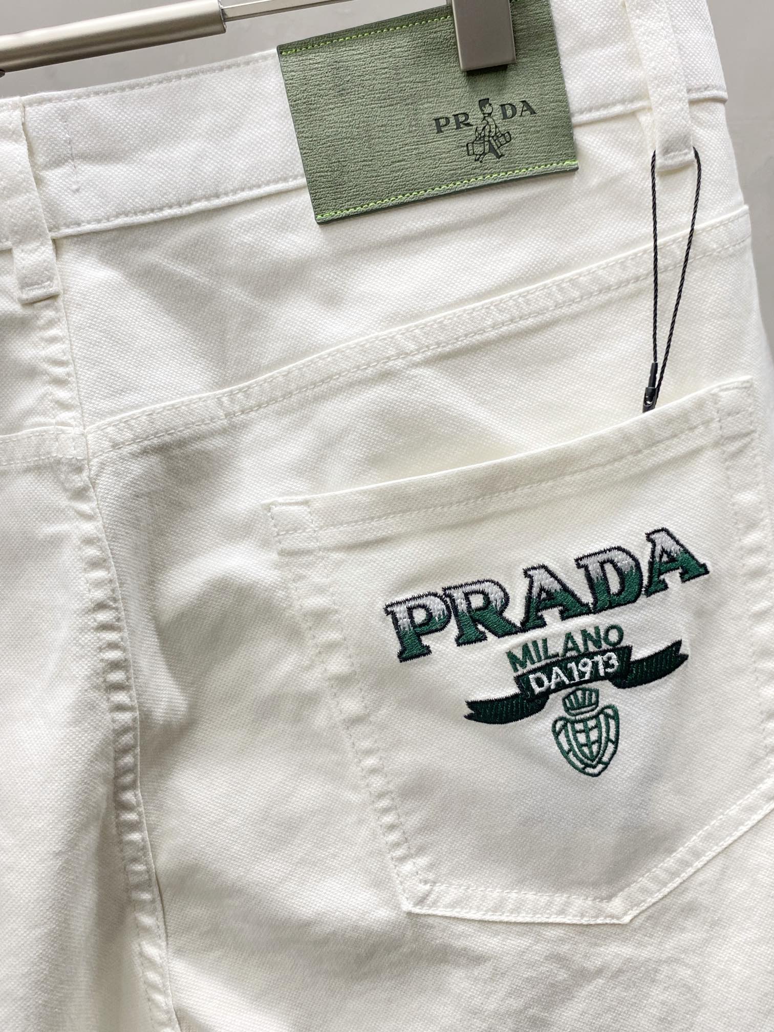 Prada普拉达独家专供新款休闲牛仔短裤高端版本！专柜定制面料透气舒适度高细节无可挑剔品牌元素设计理念体