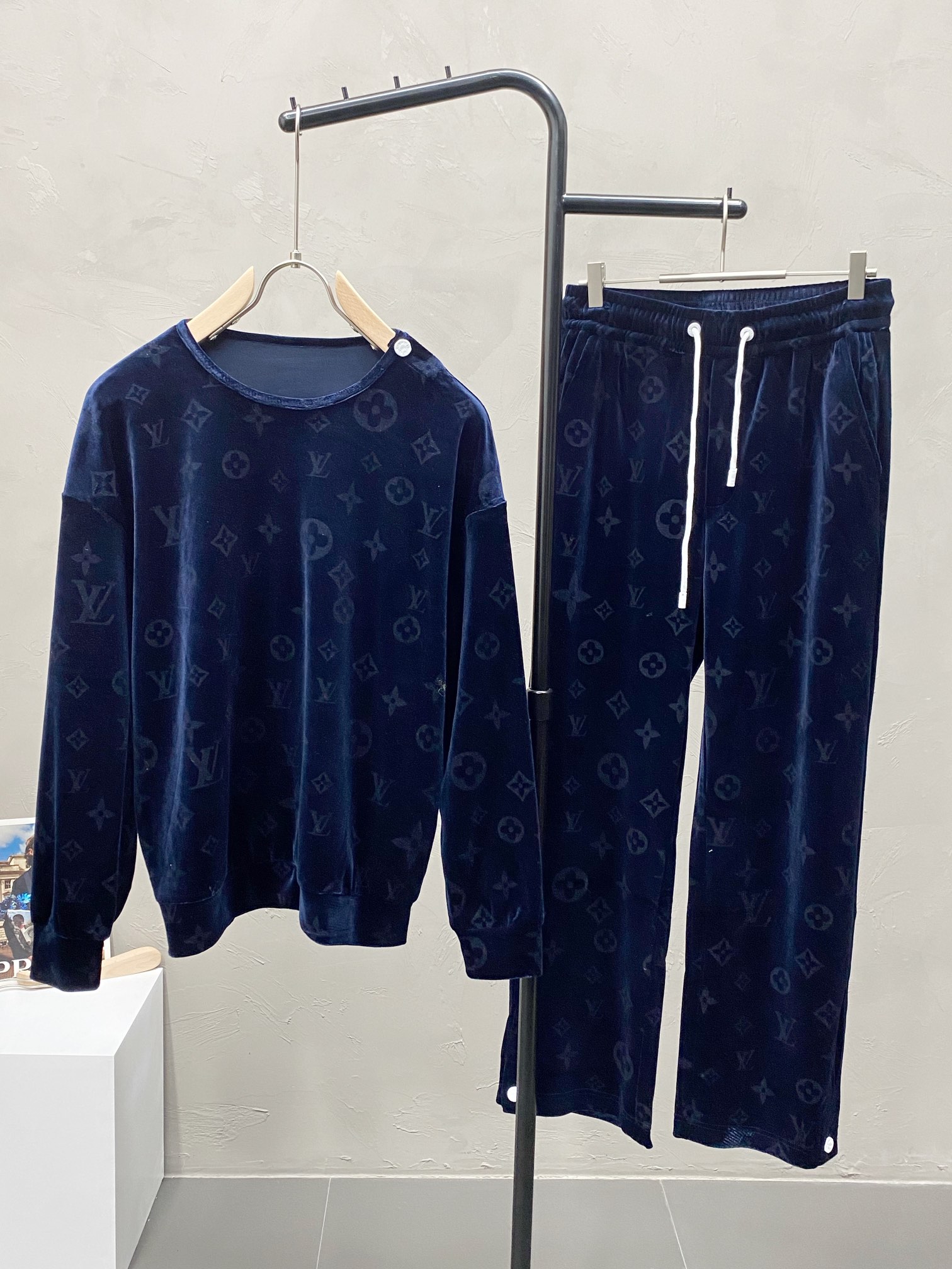 Louis Vuitton Vêtements Culottes & Pantalons Chemises & Chemisiers Peu importe