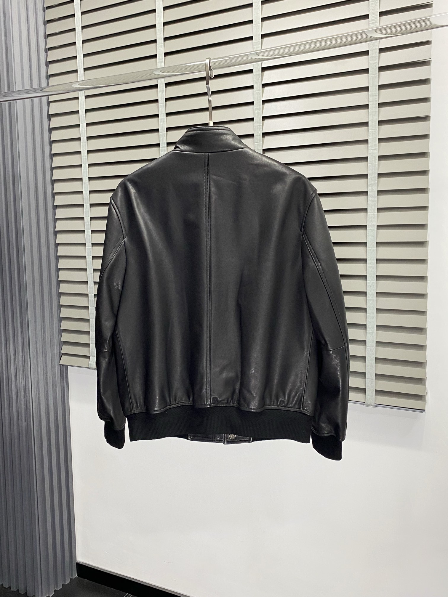 Tom Ford Fall/Winter Leather Coats: Luxurious Fashion and Functionality in Sizes 48-56 - 图片 2