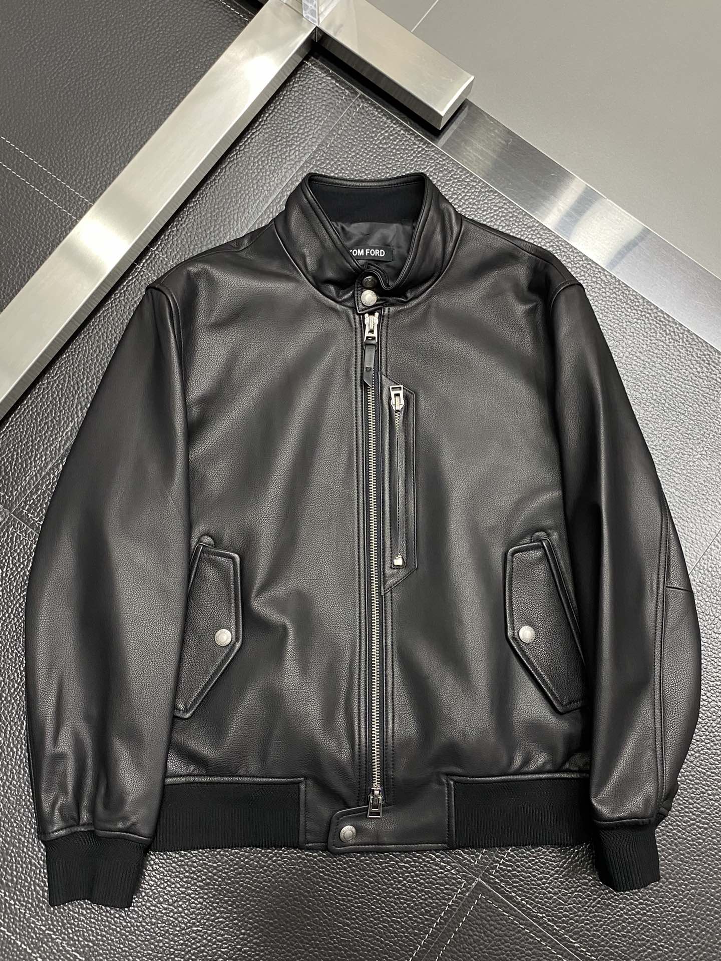 Tom Ford Fall/Winter Leather Coats: Luxurious Fashion and Functionality in Sizes 48-56 - 图片 5