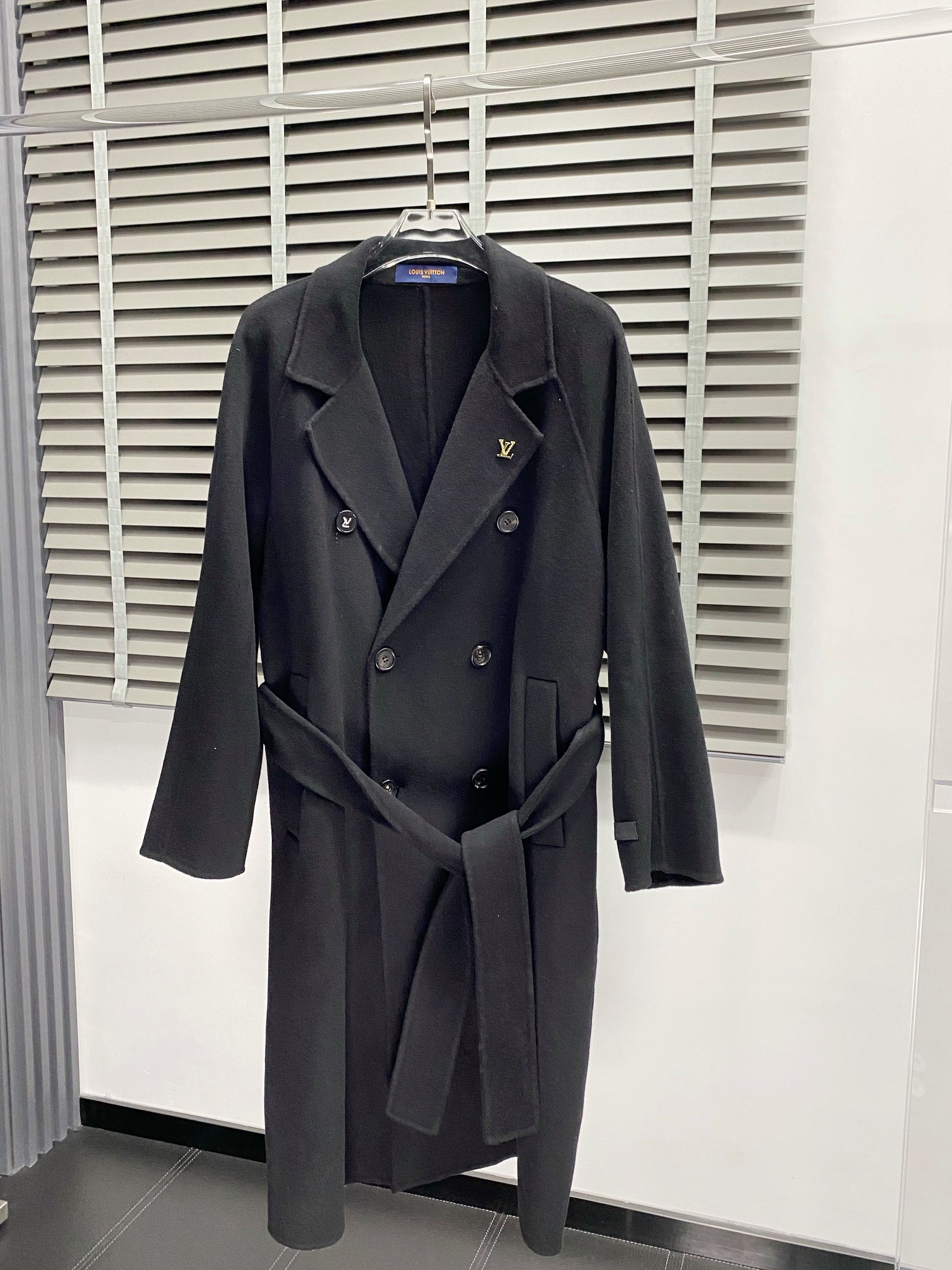 NO:571408,.Extra long coat-Louis Vuitton exclusively offers new original men's suit sherpa coats. Special channel supply. High-end goods official website counter synchronization. Simple and classic popular style. Comes with belt. Simple, neat and refreshing business. The quality workmanship details can withstand any form of inspection. It is definitely produced by a major factory. It presents a brand new look and gives you a unique upper body experience!  All have gone through a strict selection process, original custom-made buttons, simple, elegant and versatile styles. The upper body is elegant and handsome, giving you a brand new sense of sight!  The appearance is incomparable, the details are in place, the upper body is not picky, and it is a must-have. The size is M-2XL,, louis vuitton, louis vuitton, jackets & coats, alexander wang19860909.超长款大衣-Louis Vuitton路易威登独家专供新款原单男士西服羊羔绒大衣外套 渠道特供 高端货官网柜台同步 简约经典大爆款.自带腰带 简洁利落又清爽商务,品质做工细节经得起任何形式检验,绝对大厂代工出品 呈现一种焕然一新,赋予你与众不同的上身体验！均经过严格的挑选工序,原版定制纽扣,简约大方百搭款 上身优雅帅气,焕然一新的即视感！品相无敌,细节都很到位,上身不挑人,必入的自留款.码数M-2XL,,louis vuitton,louis vuitton,jackets & coats,alexander wang,Men's clothing