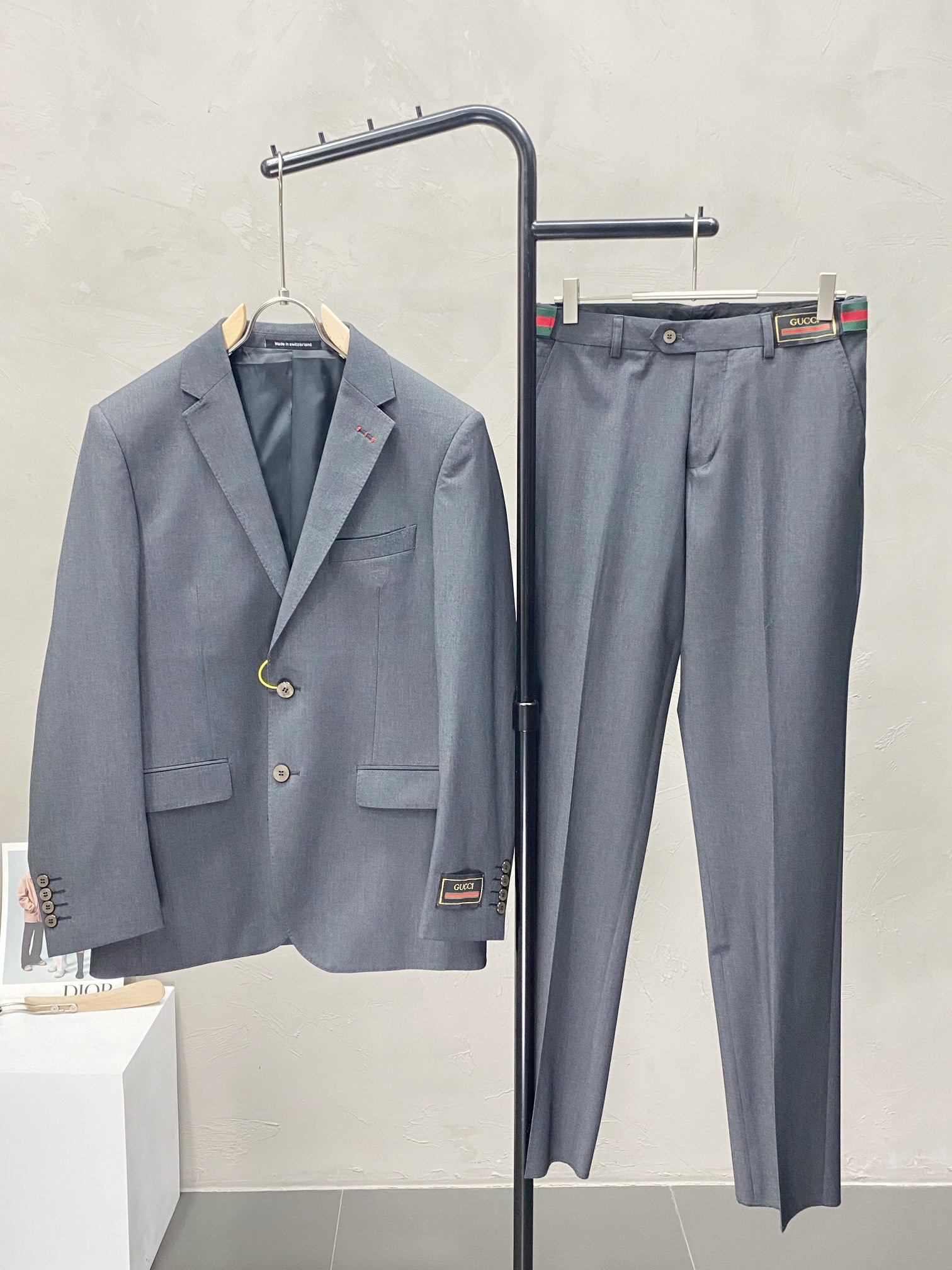 NO:445662,/Set. Single West, Trousers. Gucci Spring and Autumn New Suit Set, Foreign Trade Company Order Simple and Casual Suit Jacket, Exclusively for imported original polyester fiber fabric, breathable, soft and warm, strong straight and drape, the whole piece of clothing is neat and flat, all hardware accessories are customer-supplied top-grade accessories, and it is obvious that it is high-end fabric. This fabric is fixed-woven. There is no good product from the outside through a regular manufacturer, without any picky place. This jacket is often worn and has strong practicality. Size jackets 46-58, 29-38, gucci, gucci, jackets & coats, business suit, alexander wang19860909/套.单西、西裤.Gucci古驰春秋新款西服套装,外贸公司订单 简约休闲西装外套,独家专供进口原版聚酯纤维面料,透气柔软保暖性很强,笔挺垂感十足,整件衣服车工走线整齐平整,所有五金附料都是客供带logo顶级配件 一看就是高档的面料 这种面料都是定织的 外面根本就没有 正规大厂途径出来的好货,无任何有挑剔的地方 这样的一件外套属于常备常穿的,实用性很强.尺码外套46-58、裤子29-38,,gucci,gucci,jackets & coats,business suit,alexander wang,Men's clothing
