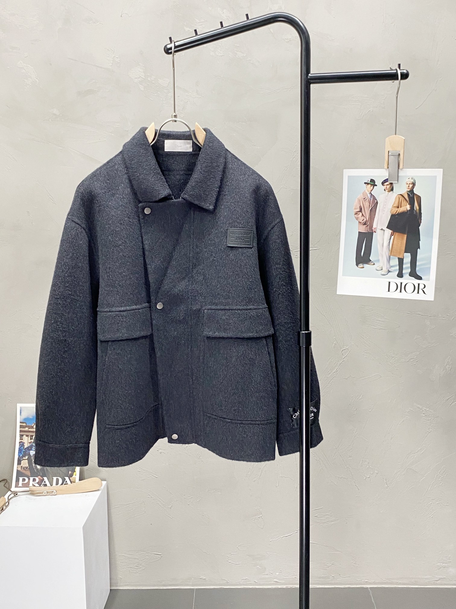 NO:573394,.Short coat - Dior's exclusive new original men's sherpa coat. Special channel supply. High-end goods to protect against cold and warm. Official website counter synchronization. Simple and classic popular style. Simple, neat and refreshing business. The quality workmanship details can withstand any form of inspection. It is definitely produced by a major factory. It presents a brand new look and gives you a unique upper body experience!  All have gone through a strict selection process, original custom-made buttons, simple, elegant and versatile styles. The upper body is elegant and handsome, giving you a brand new sense of sight!  The appearance is incomparable, the details are in place, the upper body is not picky, it is a must-have for your own use. Size S-2XL, dior, dior, alexander wang19860909.短款大衣- Dior迪奥独家专供新款原单男士羊羔绒大衣渠道特供 高端货防寒保暖 官网柜台同步 简约经典大爆款.简洁利落又清爽商务,品质做工细节经得起任何形式检验,绝对大厂代工出品 呈现一种焕然一新,赋予你与众不同的上身体验！均经过严格的挑选工序,原版定制纽扣,简约大方百搭款 上身优雅帅气,焕然一新的即视感！品相无敌,细节都很到位,上身不挑人,必入的自留款.码数S-2XL,,dior,dior,alexander wang,Men's clothing