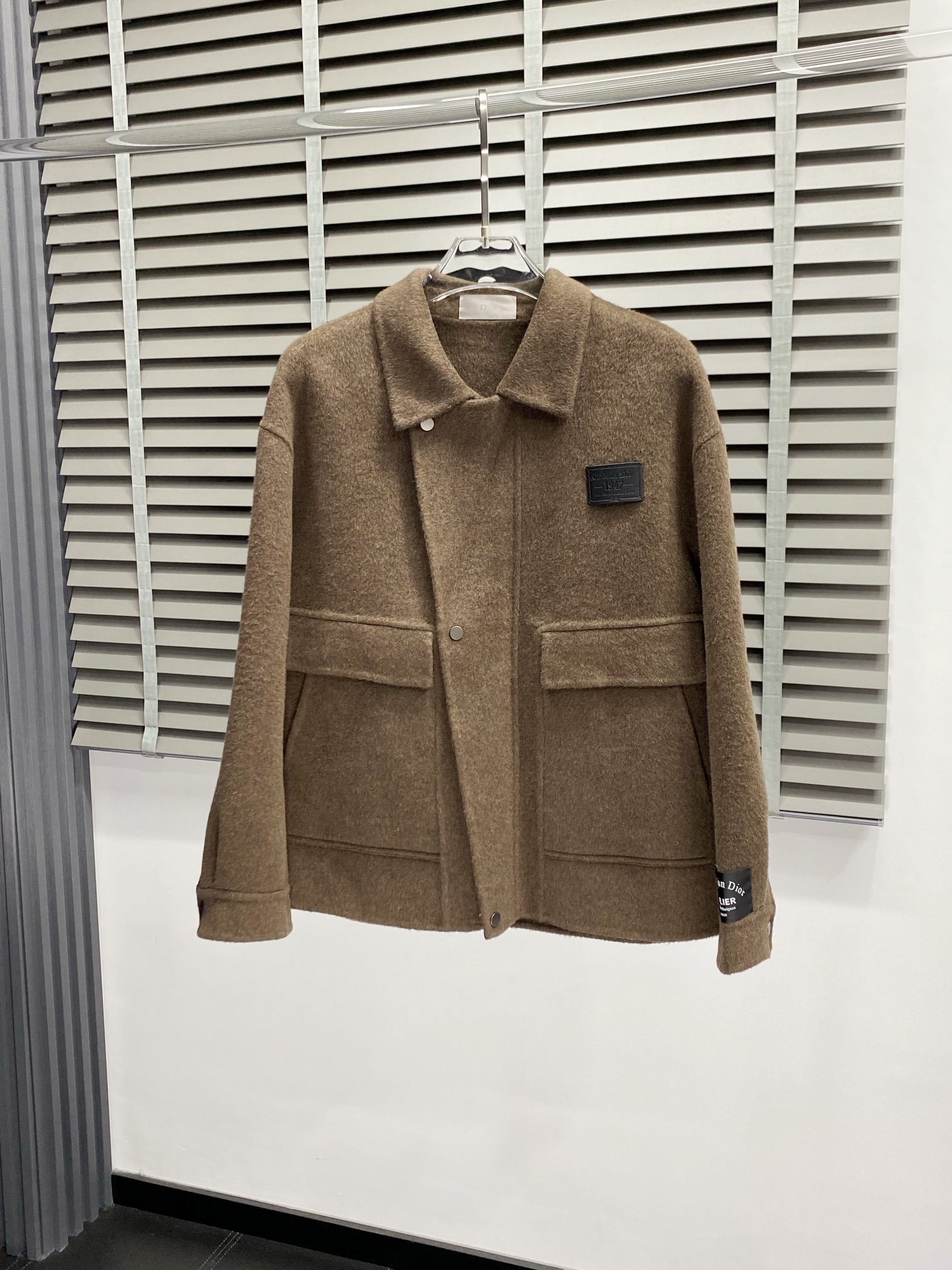 NO:531403,.Short coat - Dior exclusively offers new original single men's lamb velvet coat channels, high-end products are cold-proof and warm, the official website counter synchronizes, simple and classic hits. Simple and neat and refreshing business, the quality workmanship details can stand any form of inspection, and are absolutely produced by a large manufacturer, presenting a brand new look, giving you a unique upper body experience!  All of them have undergone strict selection process, original customized buttons, simple, generous and versatile style, elegant and handsome on the upper body, and a brand new visual feeling!  Invincible appearance, very detailed, not picky on people, must-have private models. S-2XL, dior, dior, alexander wang19860909.短款大衣- Dior迪奥独家专供新款原单男士羊羔绒大衣渠道特供 高端货防寒保暖 官网柜台同步 简约经典大爆款.简洁利落又清爽商务,品质做工细节经得起任何形式检验,绝对大厂代工出品 呈现一种焕然一新,赋予你与众不同的上身体验！均经过严格的挑选工序,原版定制纽扣,简约大方百搭款 上身优雅帅气,焕然一新的即视感！品相无敌,细节都很到位,上身不挑人,必入的自留款.码数S-2XL,,dior,dior,alexander wang,Men's clothing