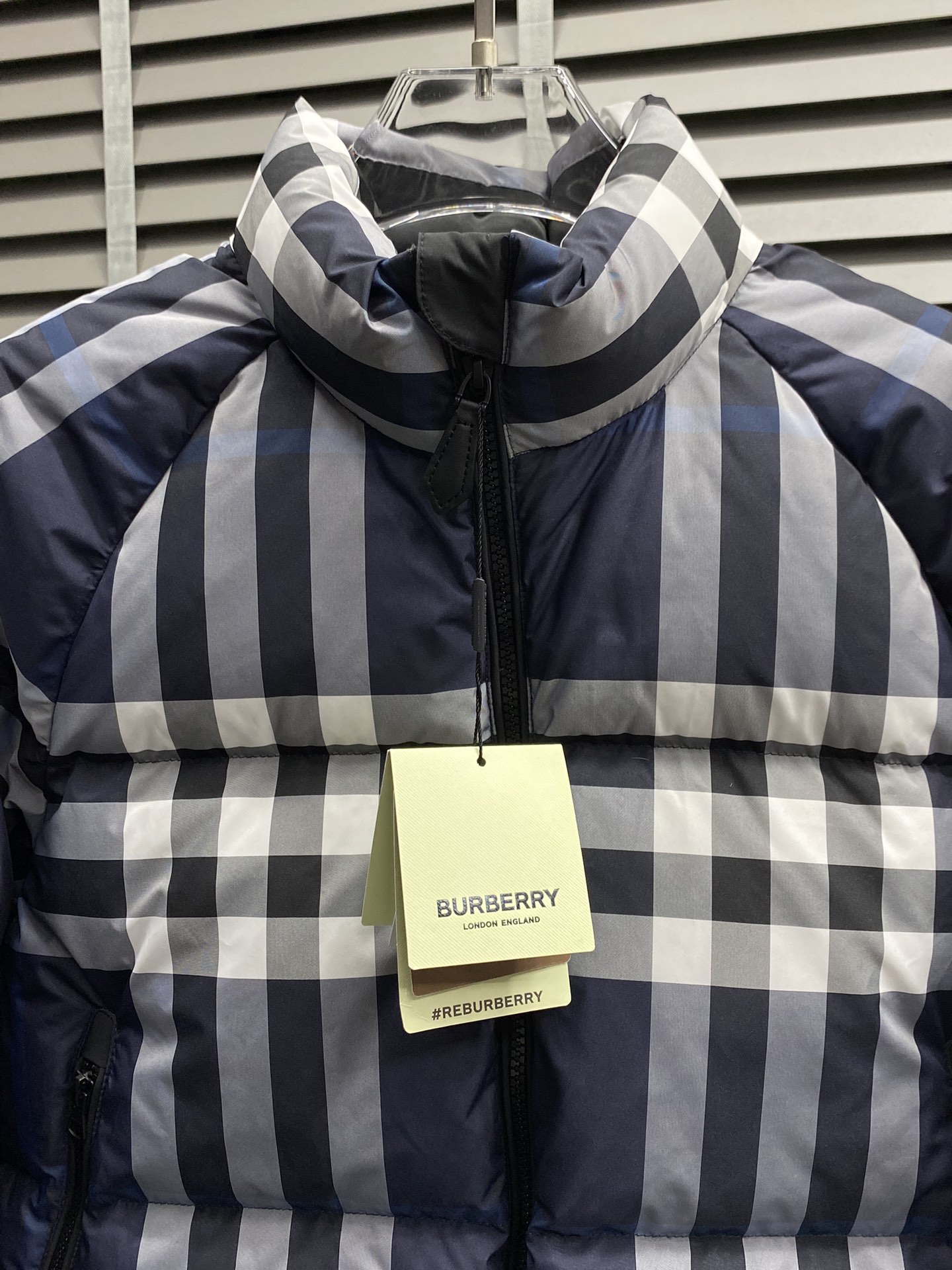 羽绒服-Burberry巴宝莉独家专供秋冬新款经典立领羽绒服贸易公司渠道稀出降温天气必备的保暖单品不论是