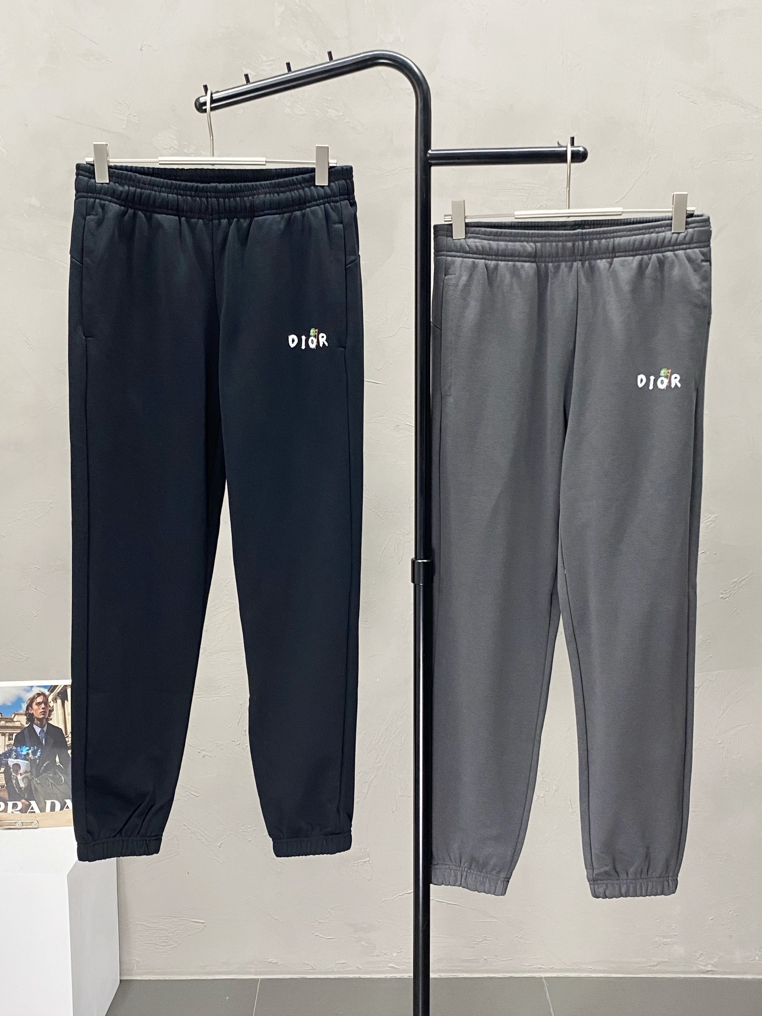 NO:419528,.Dior exclusively offers new spring and autumn casual pants, high-end version!  Customized fabrics for counters are breathable and comfortable, with impeccable details, and the brand element design concept reflects high quality. The feel is delicate and soft!  It is casually cut, with a great upper body style!  Code number M-3XL, dior, dior, alexander wang19860909.Dior迪奥独家专供新款春秋休闲裤 高端版本！专柜定制面料 透气舒适度高,细节无可挑剔,品牌元素设计理念,体现高品质.手感细腻柔软！呈现休闲裁剪,上身版型超赞！码数M-3XL,,dior,dior,alexander wang,Men's clothing